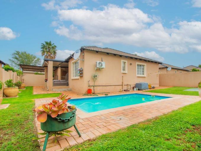 3 Bedroom Simplex for Sale For Sale in Honeydew Manor - MR698852