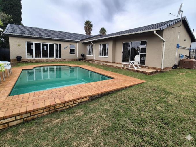 3 Bedroom House for Sale For Sale in Brackendowns - MR698860