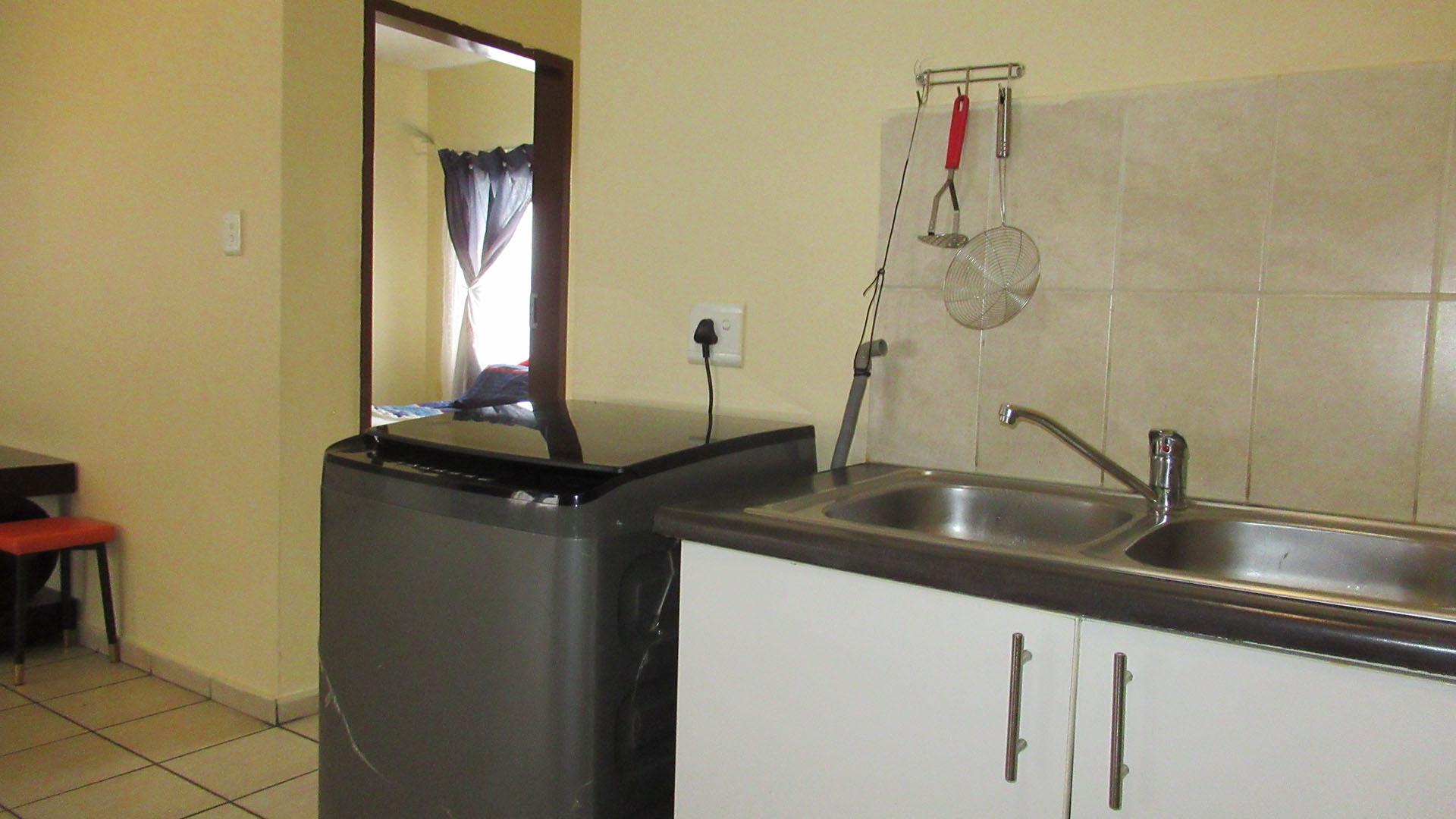 Kitchen - 6 square meters of property in Halfway Gardens