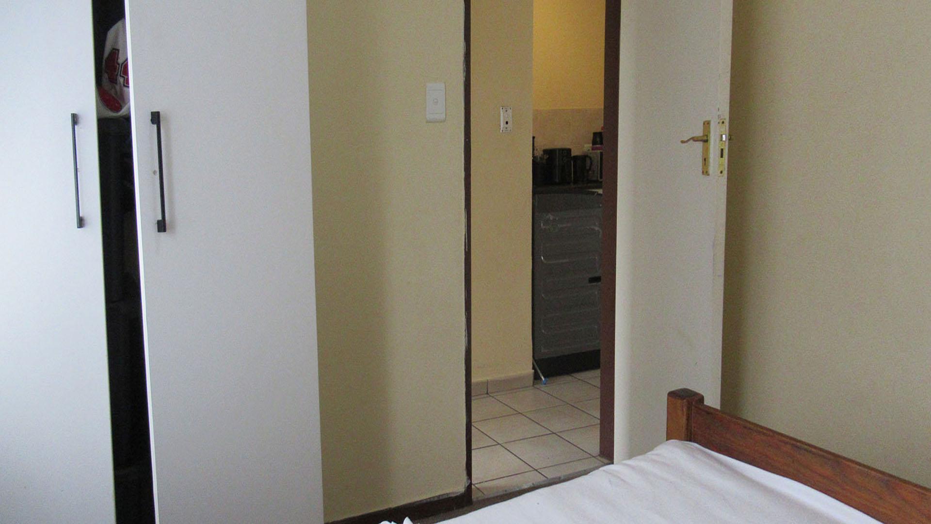 Bed Room 1 - 11 square meters of property in Halfway Gardens