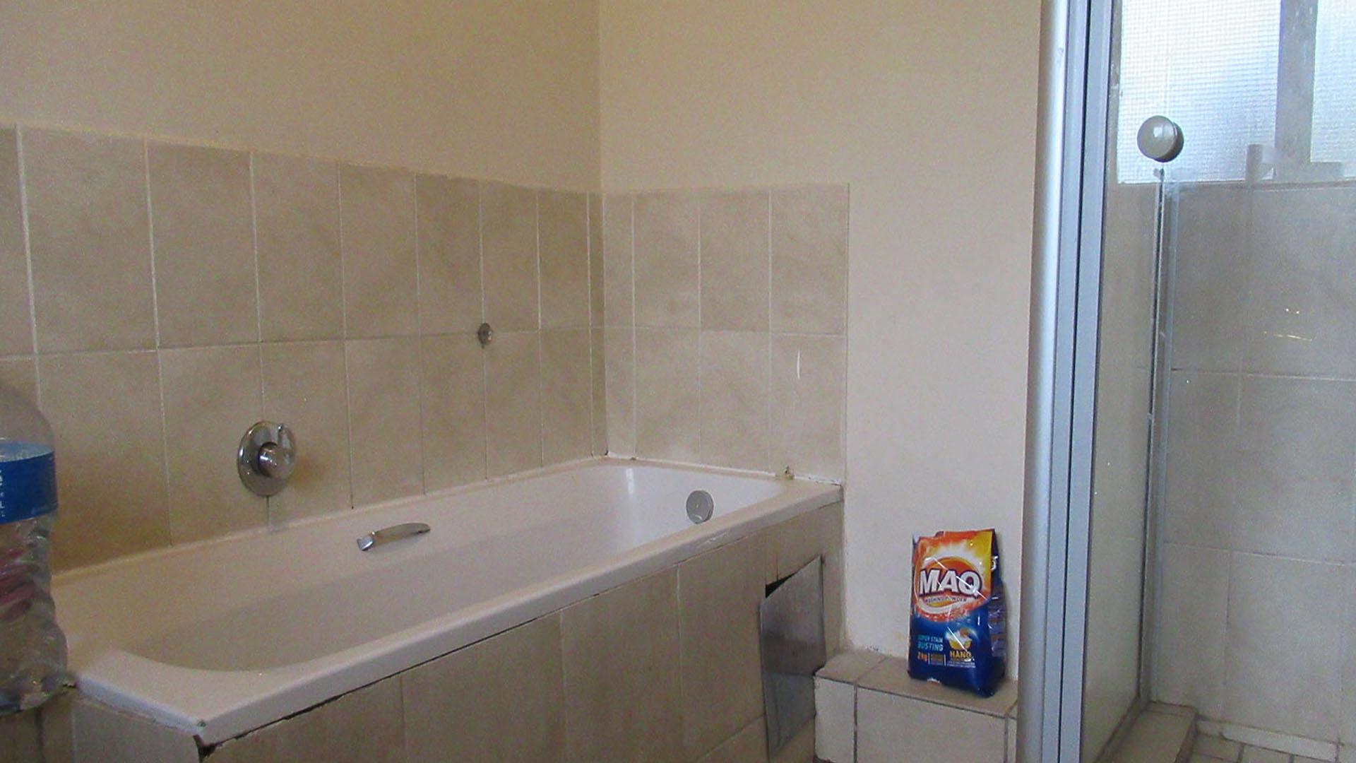 Bathroom 1 - 8 square meters of property in Halfway Gardens