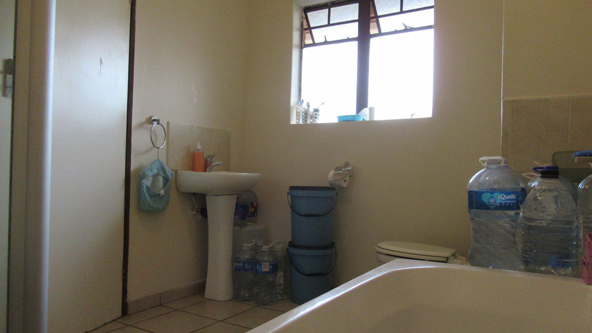 Bathroom 1 - 8 square meters of property in Halfway Gardens