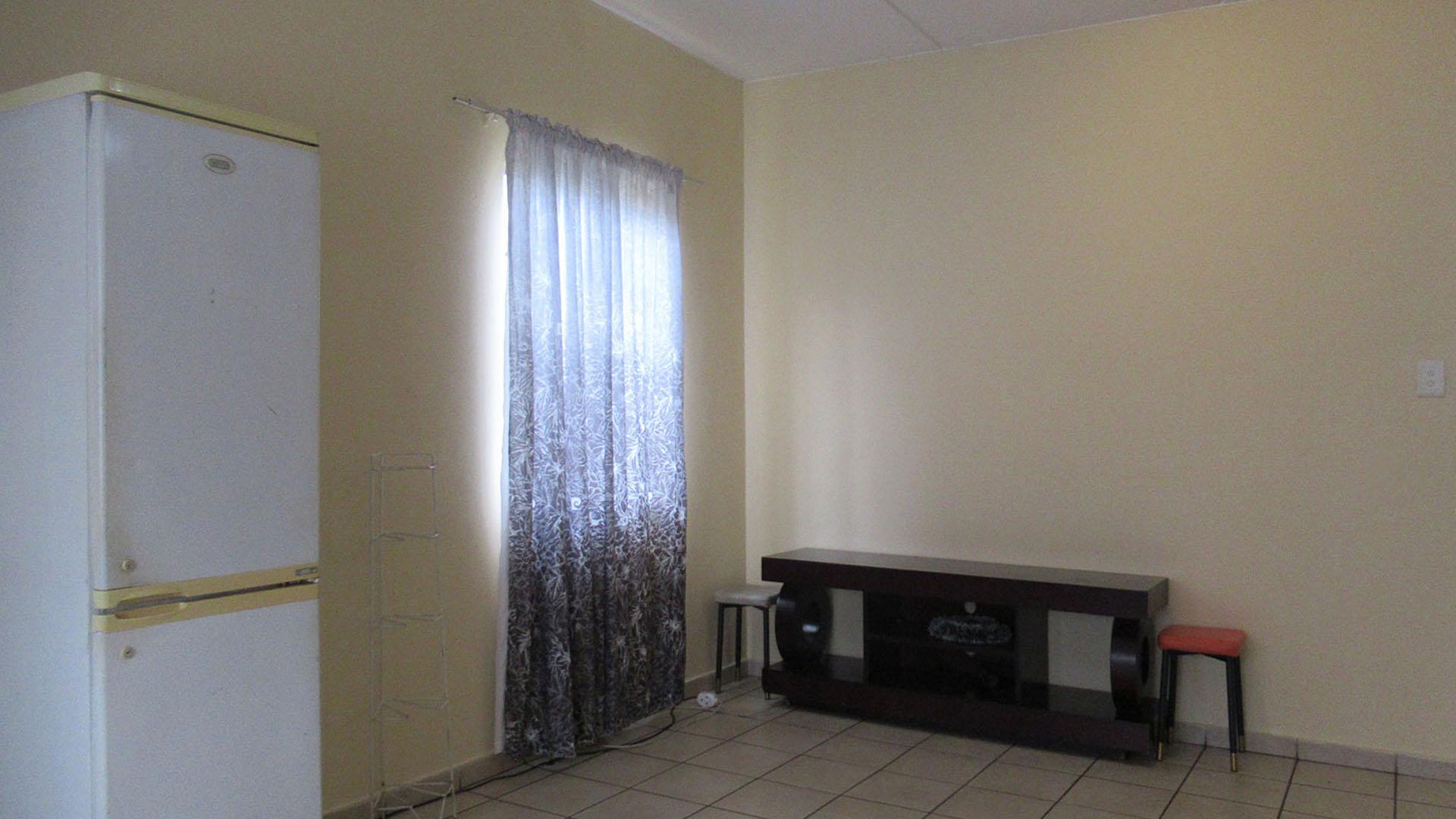 Lounges - 26 square meters of property in Halfway Gardens