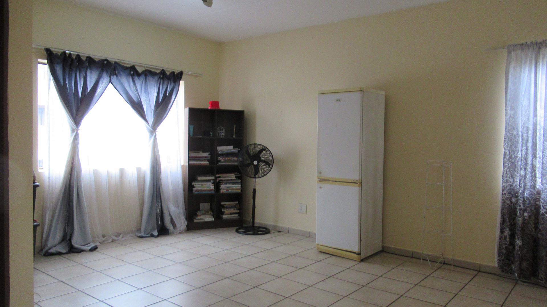 Lounges - 26 square meters of property in Halfway Gardens