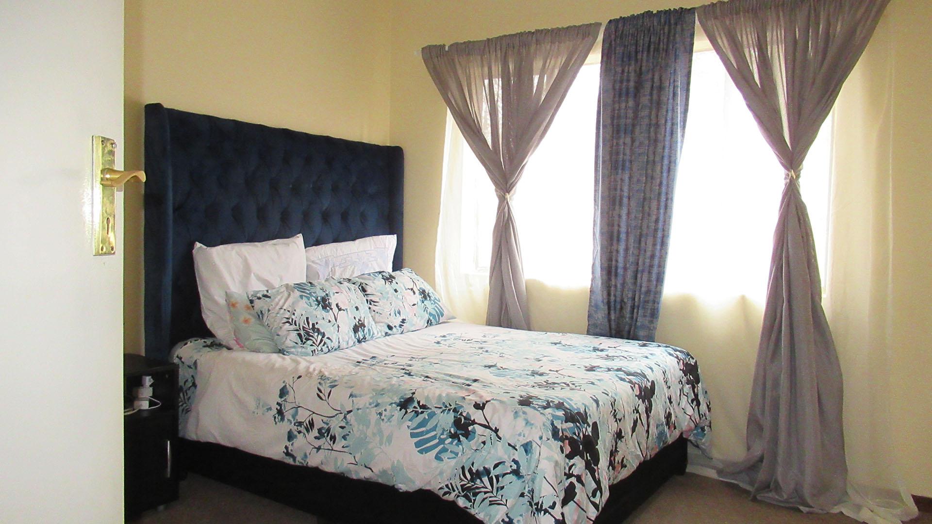 Main Bedroom - 13 square meters of property in Halfway Gardens