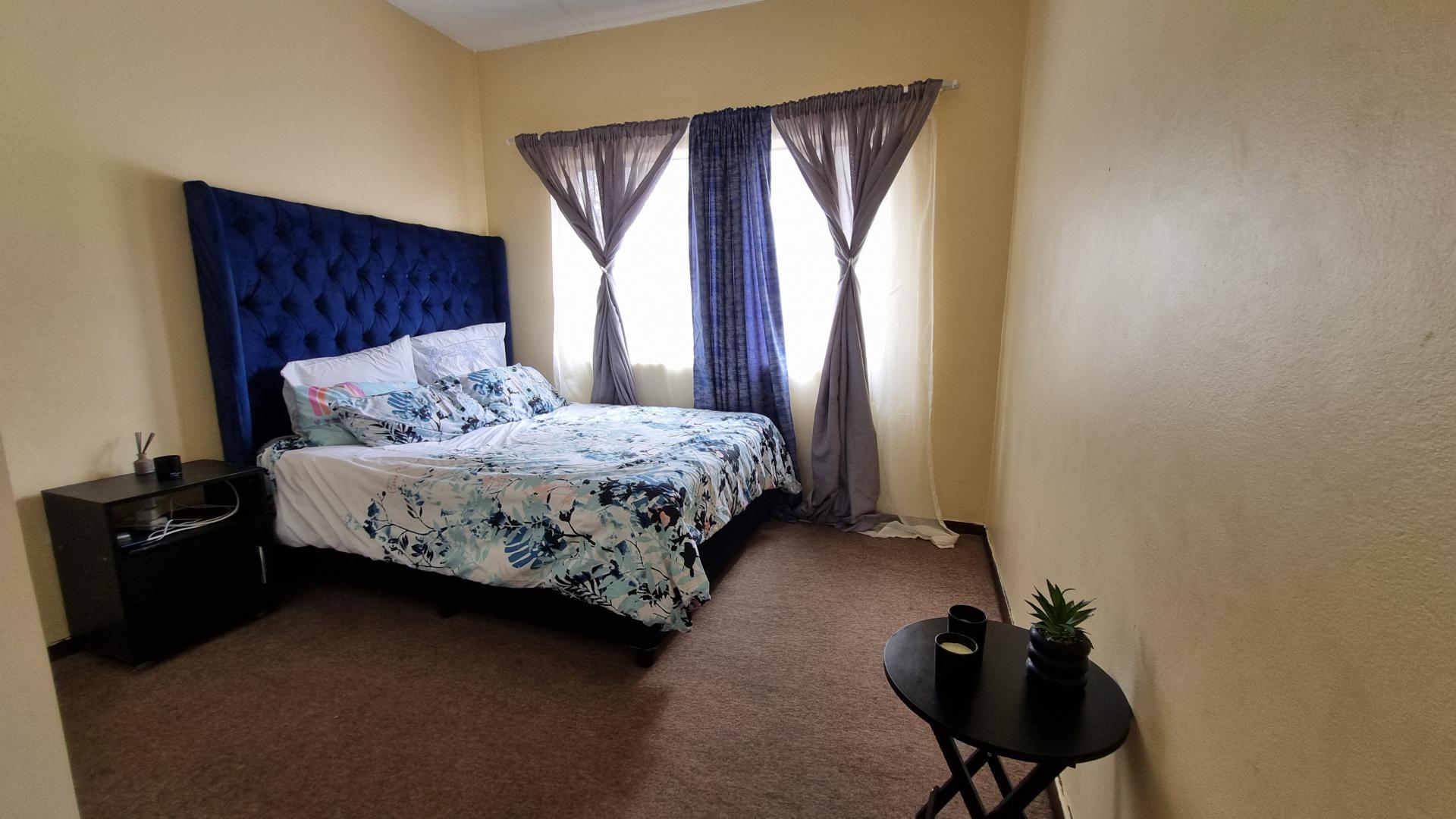 Bed Room 1 - 11 square meters of property in Halfway Gardens