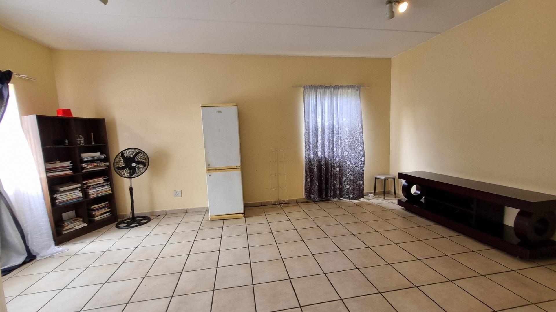 Lounges - 26 square meters of property in Halfway Gardens