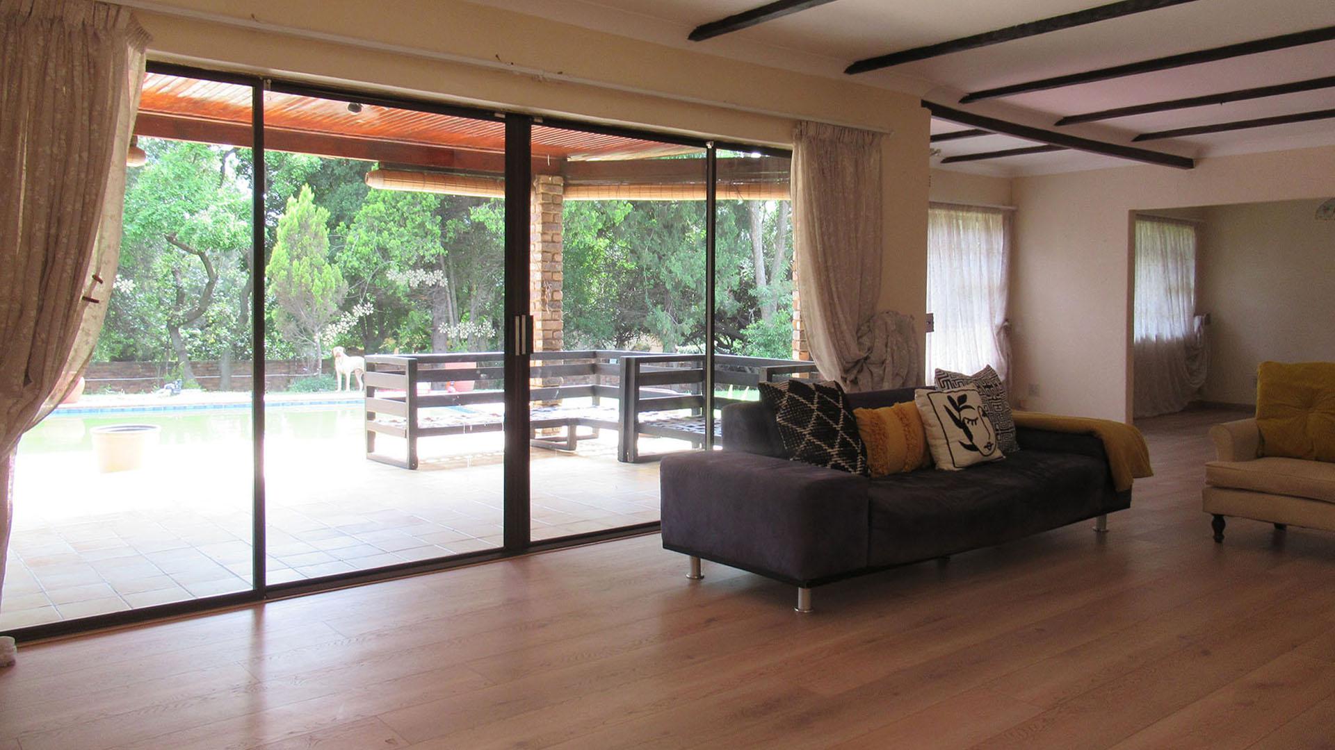 Lounges - 44 square meters of property in Ferndale - JHB