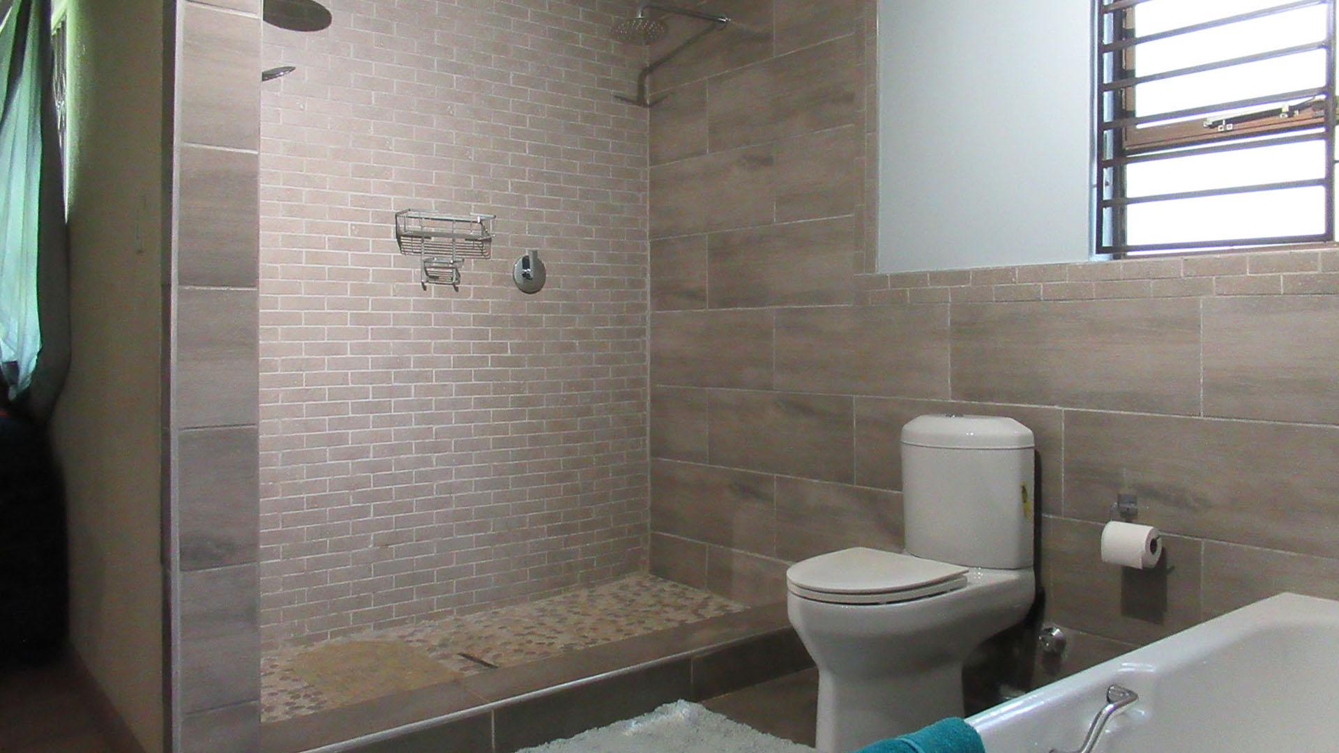 Bathroom 1 - 11 square meters of property in Ferndale - JHB