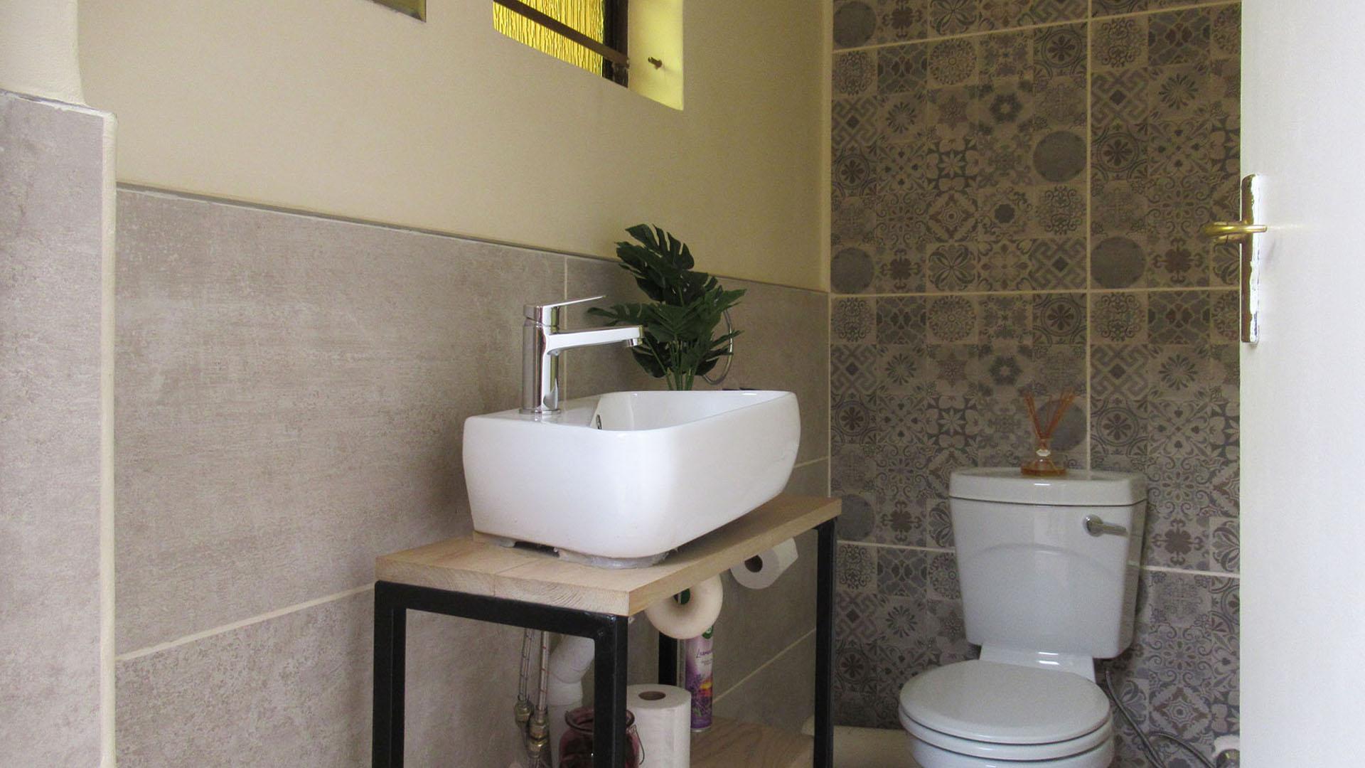 Guest Toilet - 2 square meters of property in Ferndale - JHB