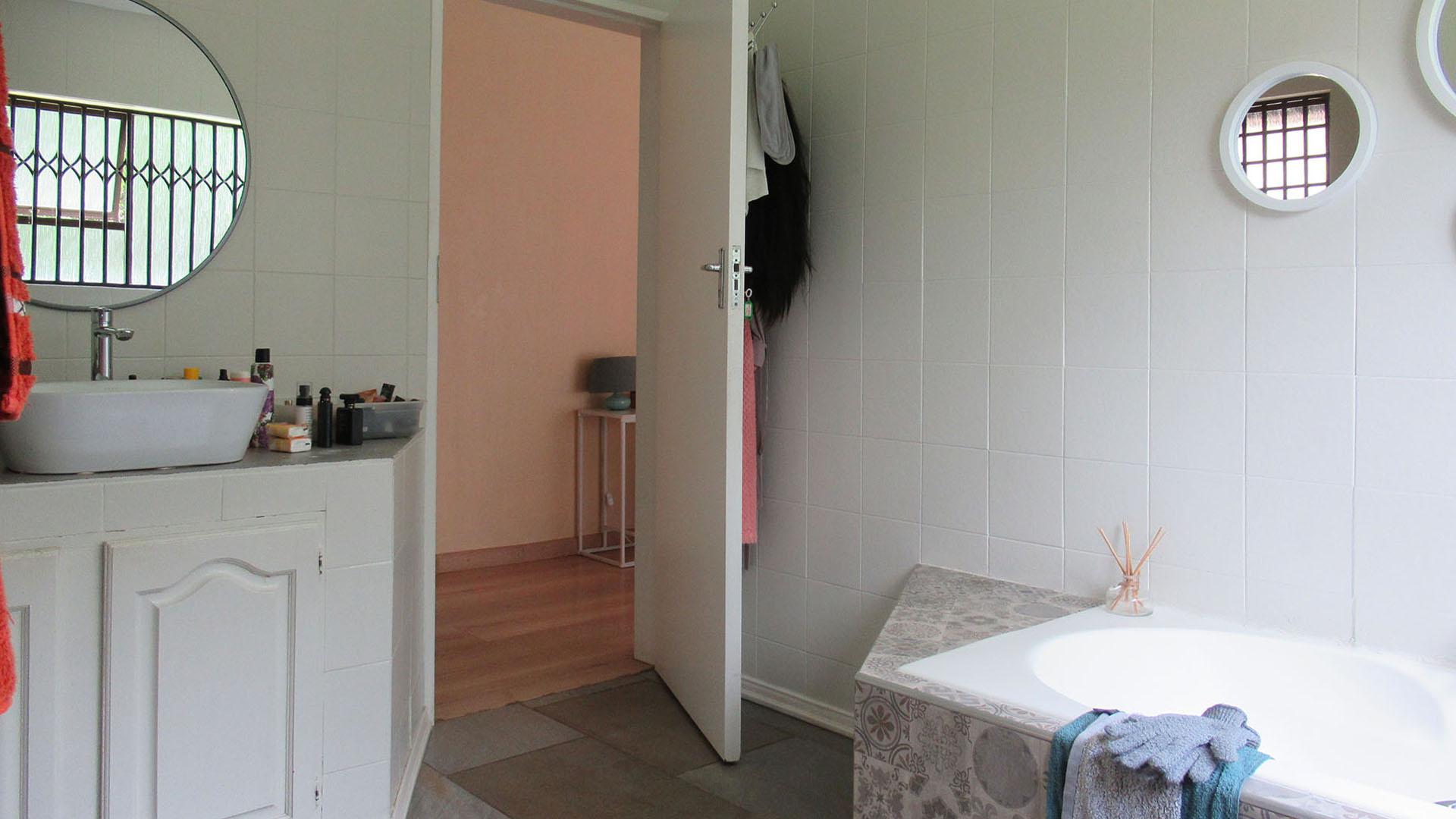 Main Bathroom - 13 square meters of property in Ferndale - JHB