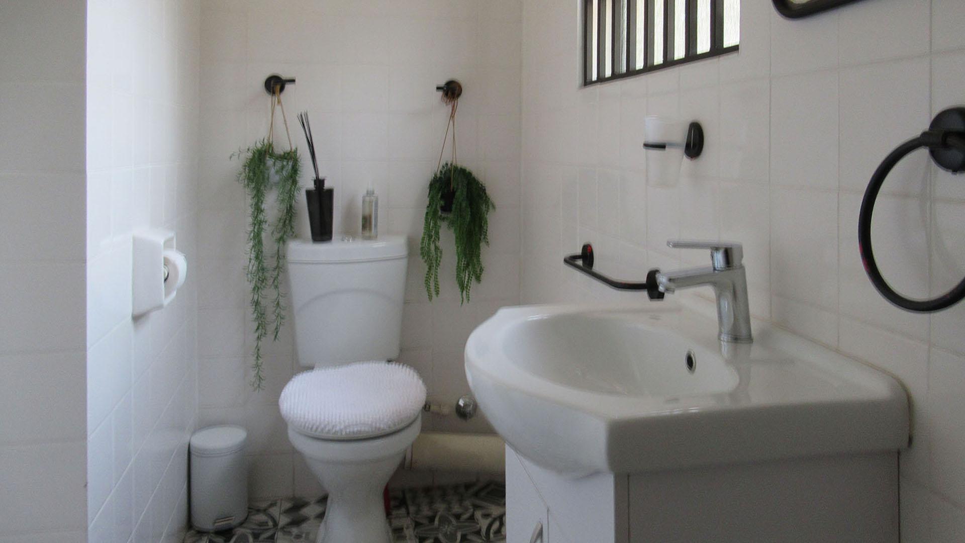 Bathroom 2 - 8 square meters of property in Ferndale - JHB