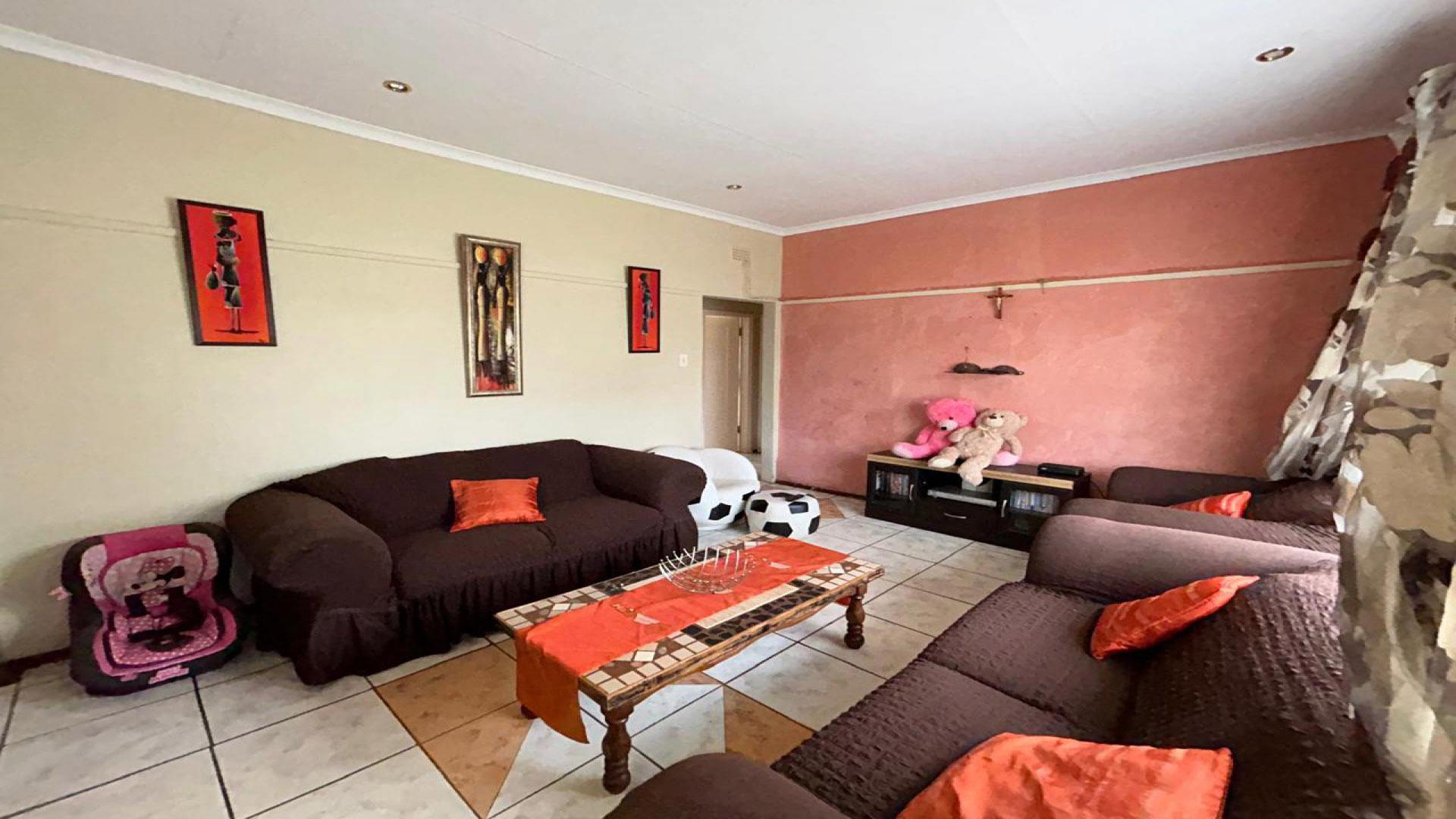 Lounges of property in Kimberley