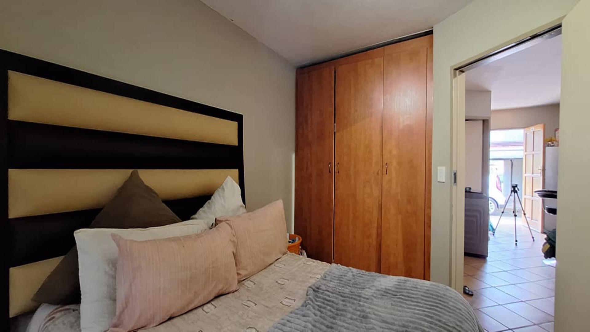 Bed Room 1 - 9 square meters of property in Pollak Park
