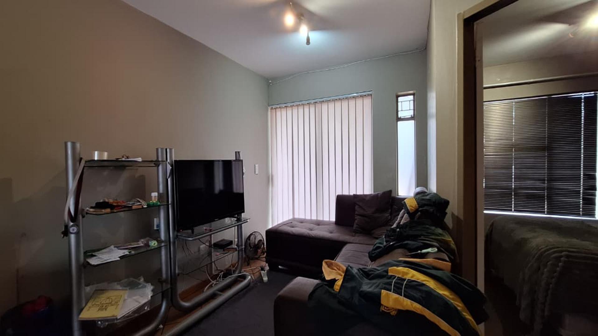 Lounges - 17 square meters of property in Pollak Park