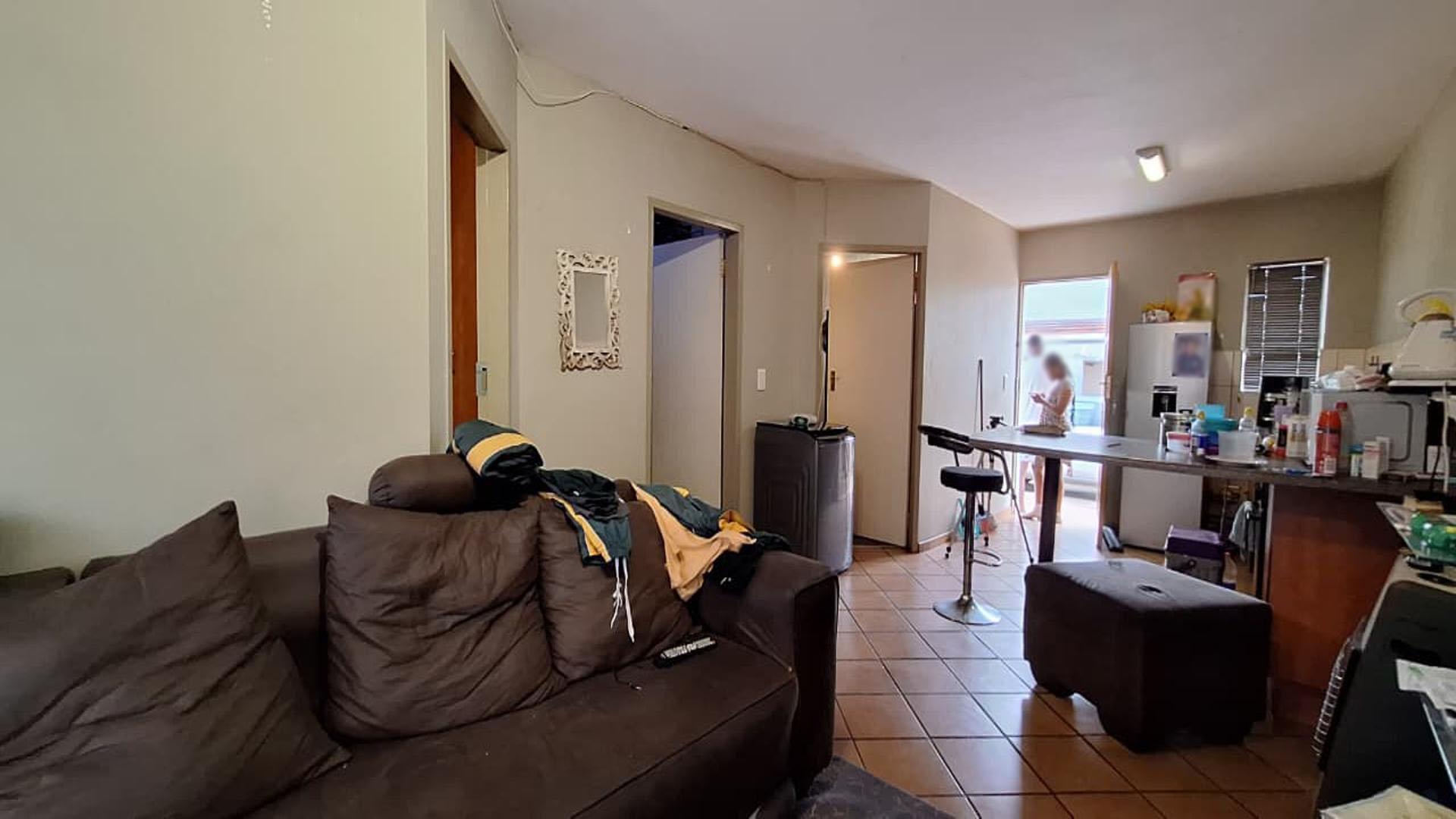 Lounges - 17 square meters of property in Pollak Park