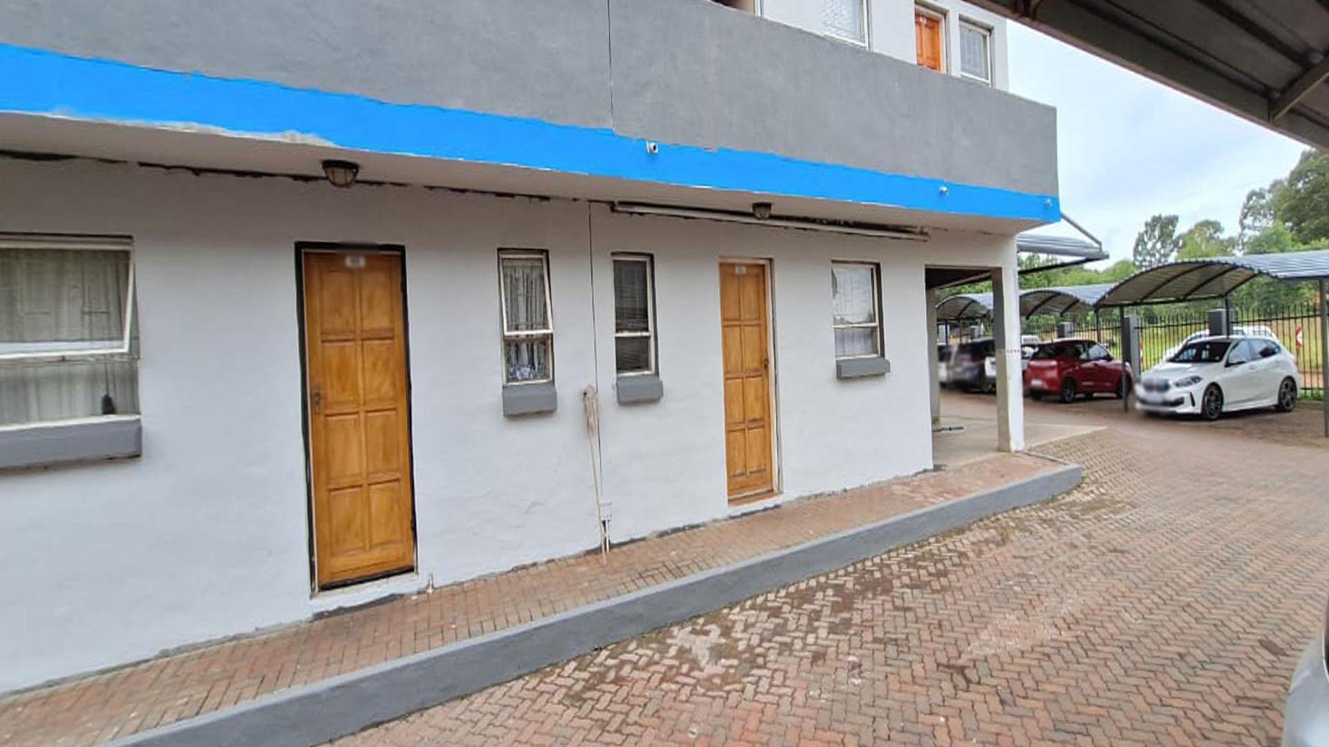 Front View of property in Pollak Park