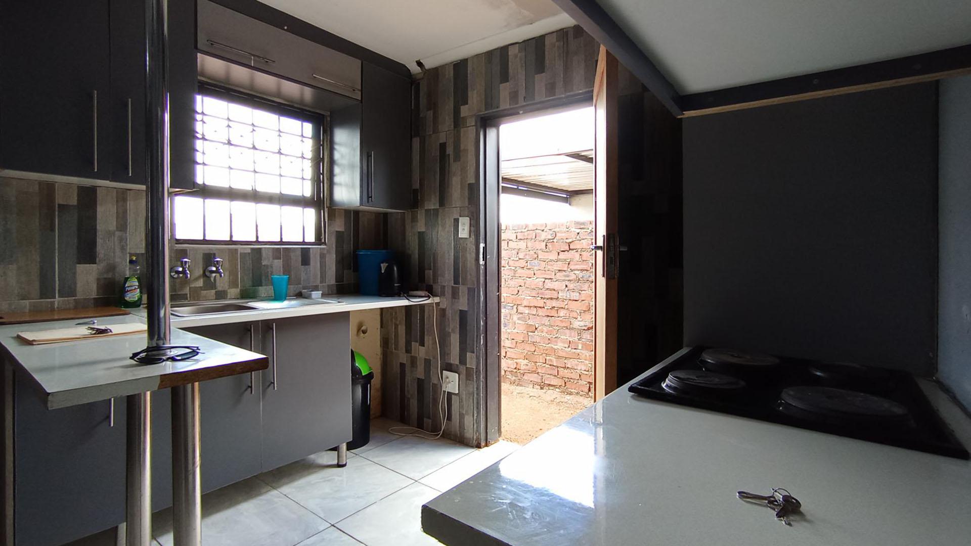 Kitchen - 8 square meters of property in Soshanguve East