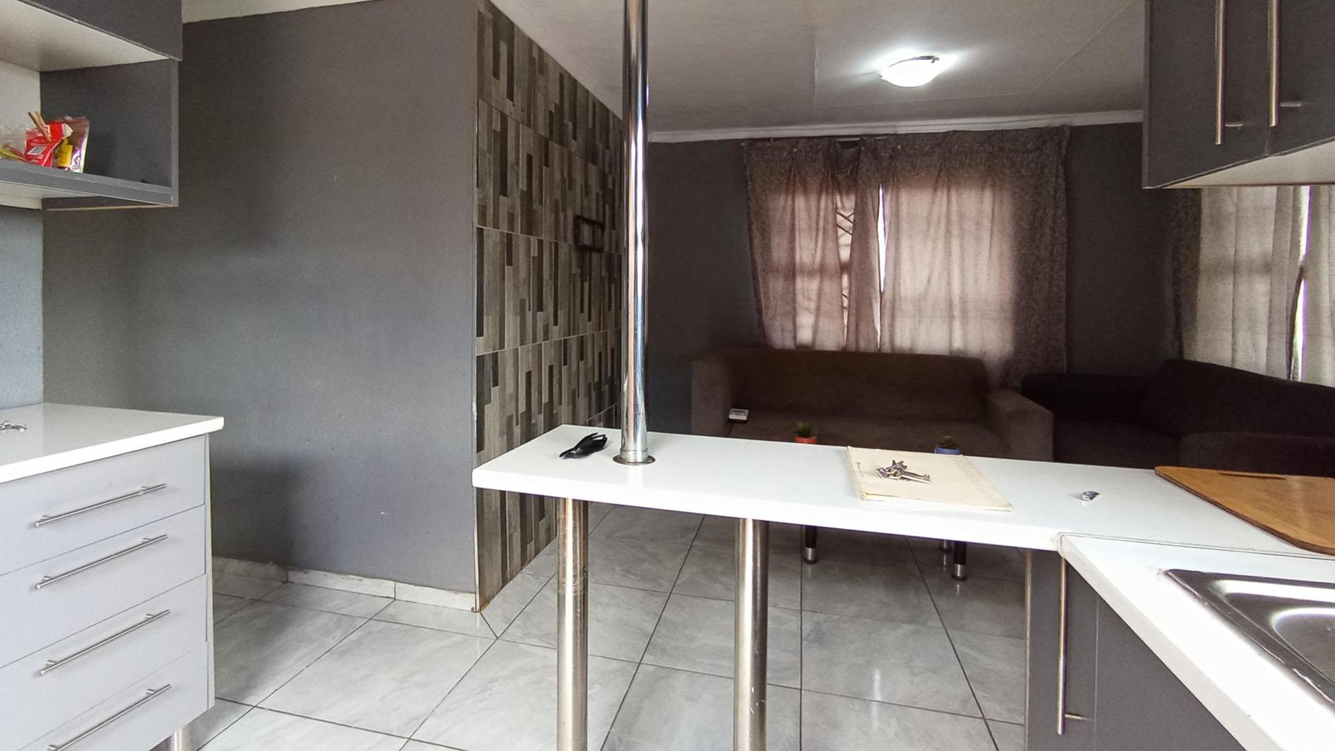 Kitchen - 8 square meters of property in Soshanguve East