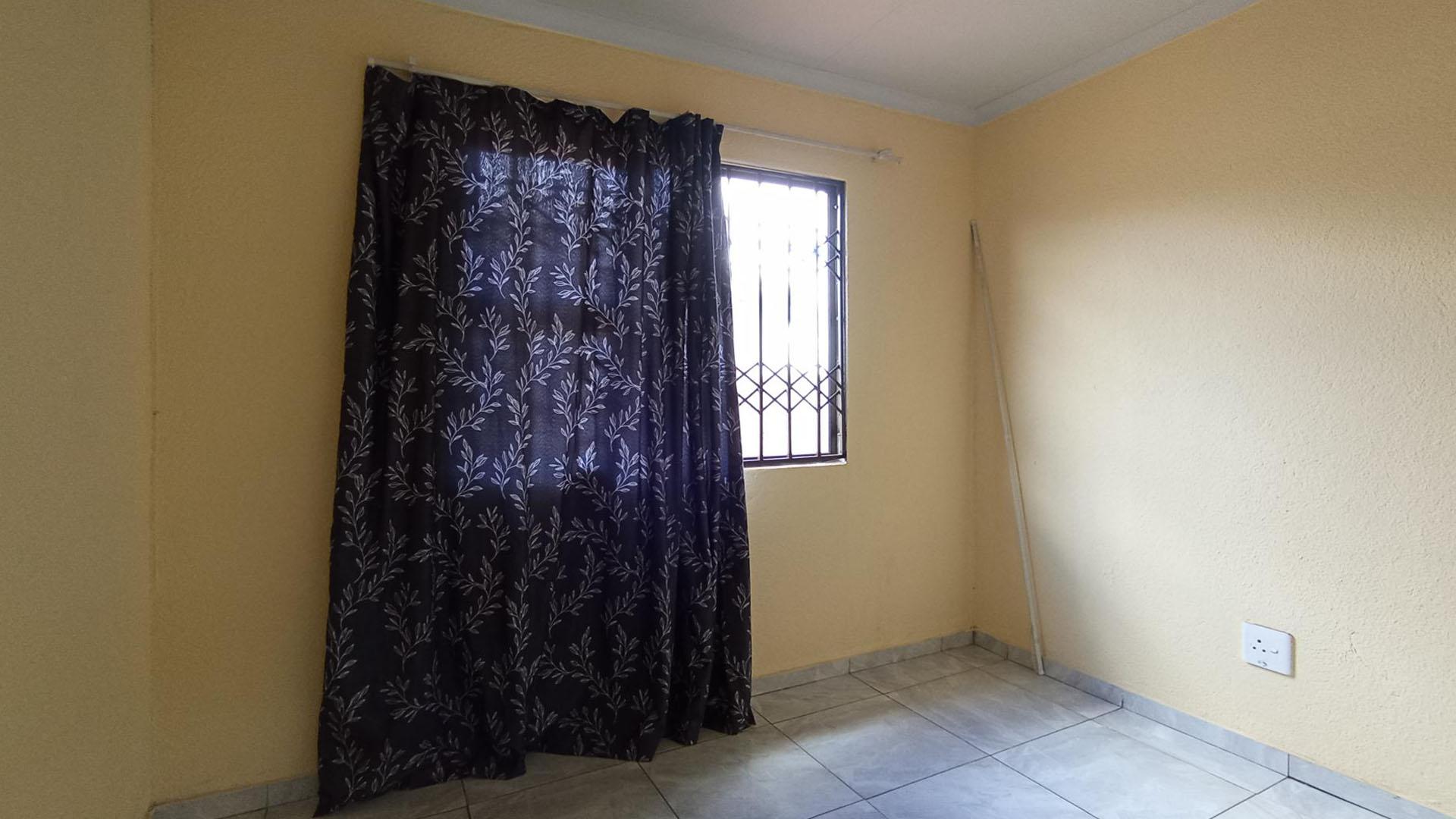 Bed Room 1 - 8 square meters of property in Soshanguve East