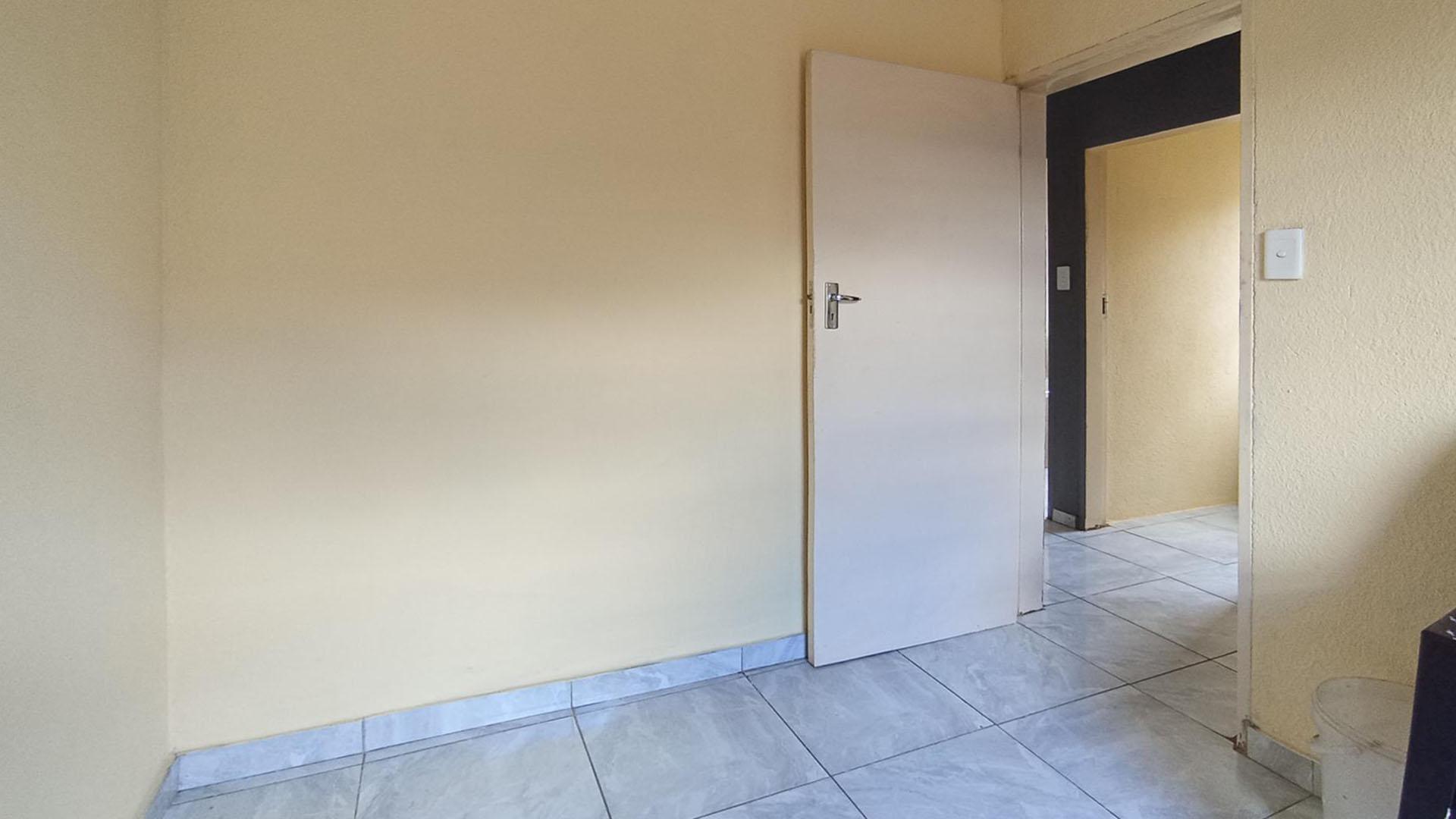 Bed Room 2 - 8 square meters of property in Soshanguve East