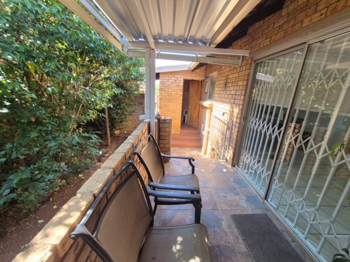 3 Bedroom Simplex for Sale For Sale in Glenvista - MR698935