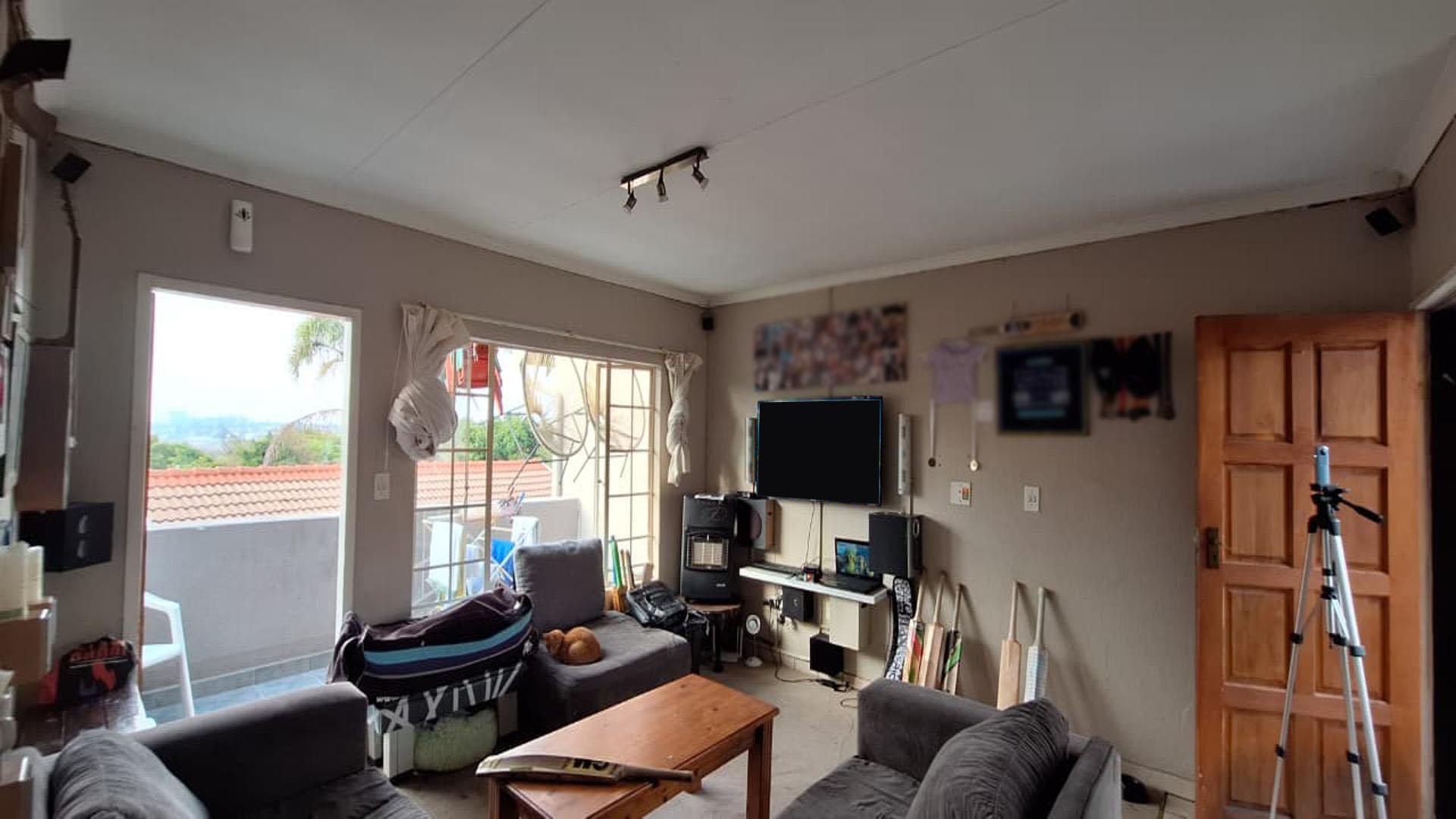 Lounges - 21 square meters of property in Radiokop