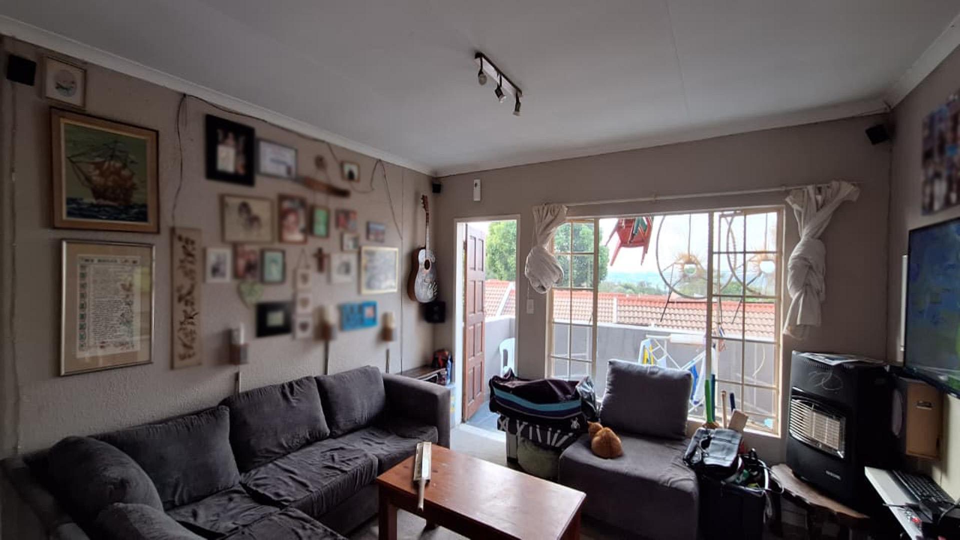 Lounges - 21 square meters of property in Radiokop