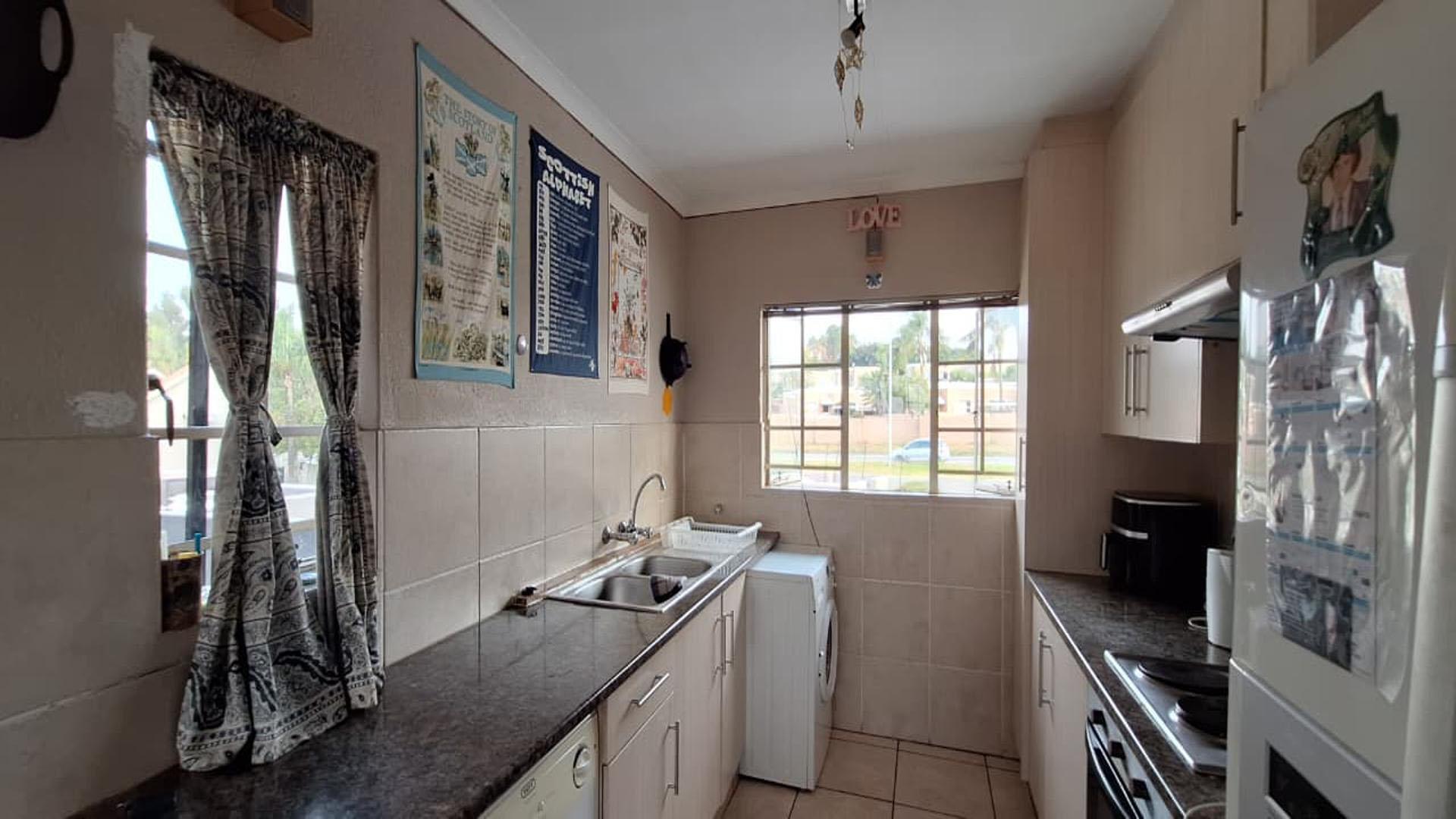 Kitchen - 9 square meters of property in Radiokop