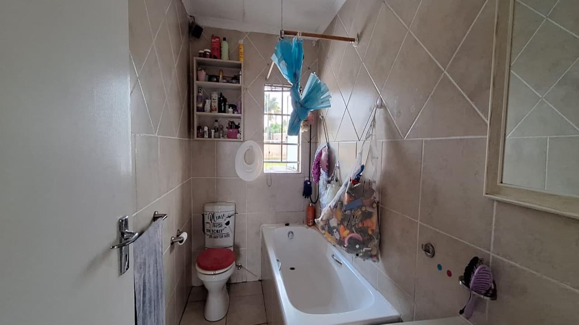 Bathroom 1 - 5 square meters of property in Radiokop