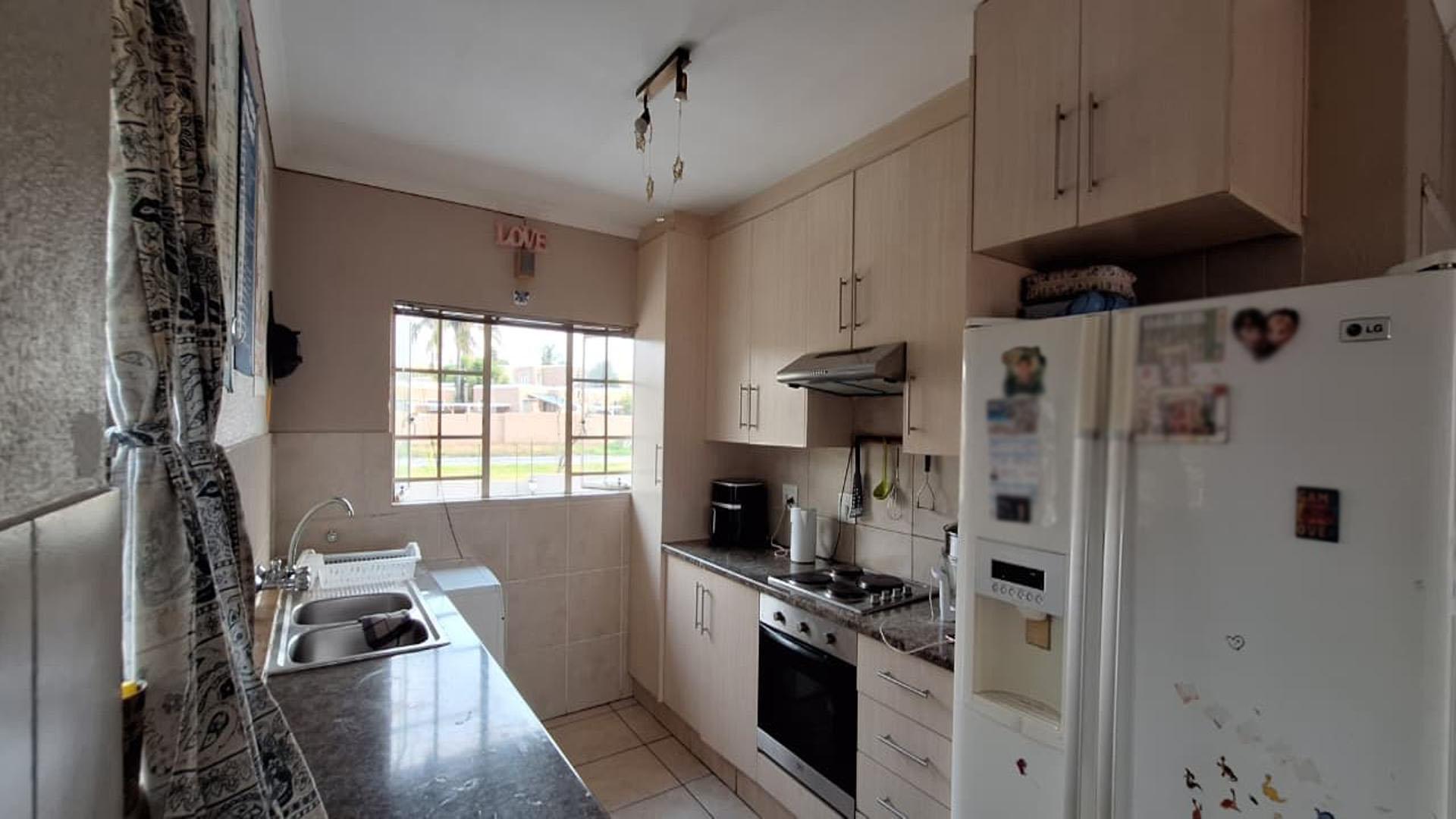 Kitchen - 9 square meters of property in Radiokop