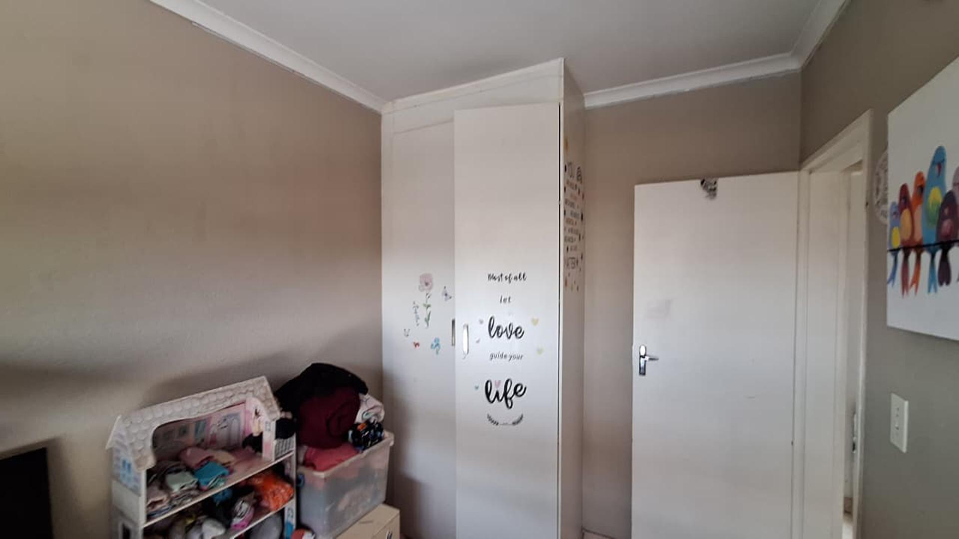 Bed Room 2 - 11 square meters of property in Radiokop