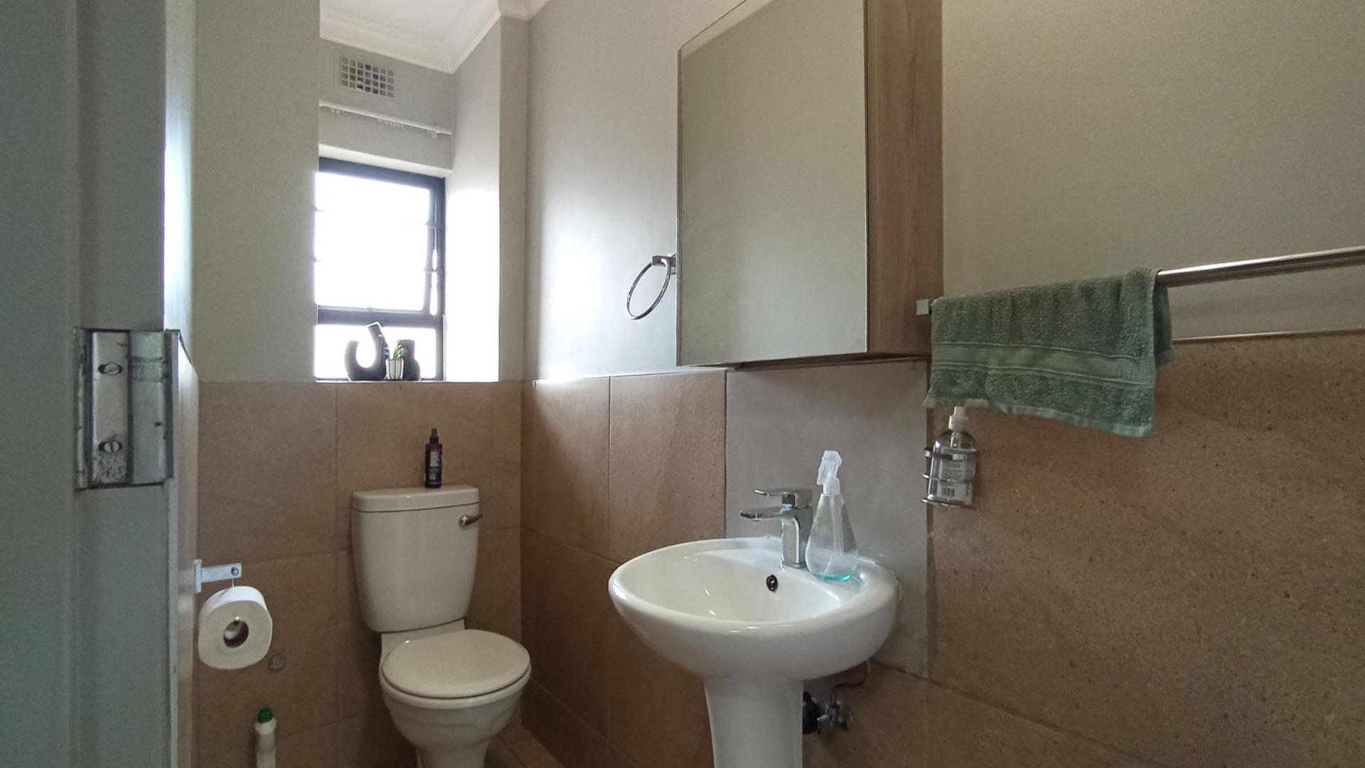 Bathroom 1 - 5 square meters of property in Derdepoortpark