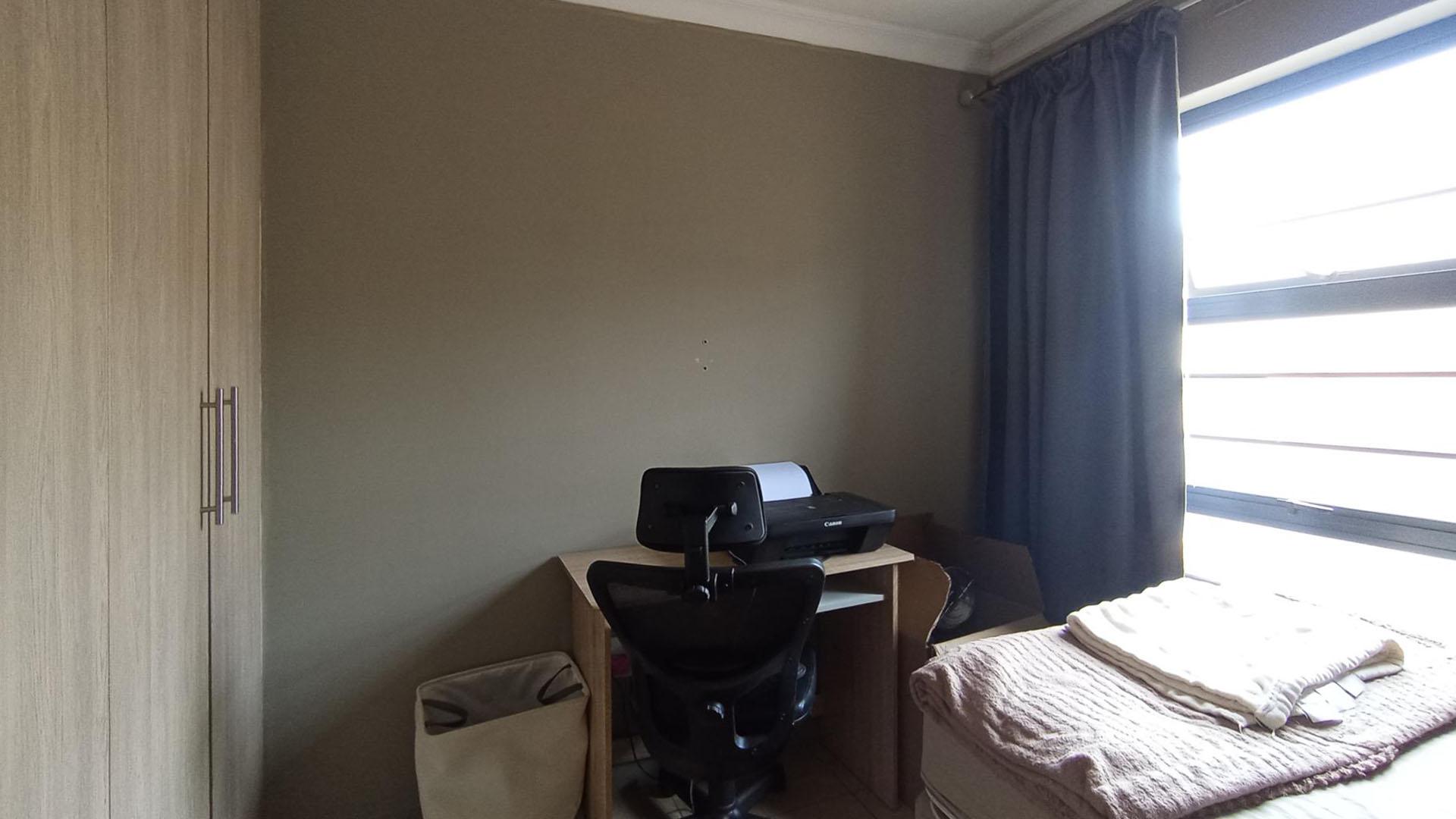 Bed Room 1 - 8 square meters of property in Derdepoortpark