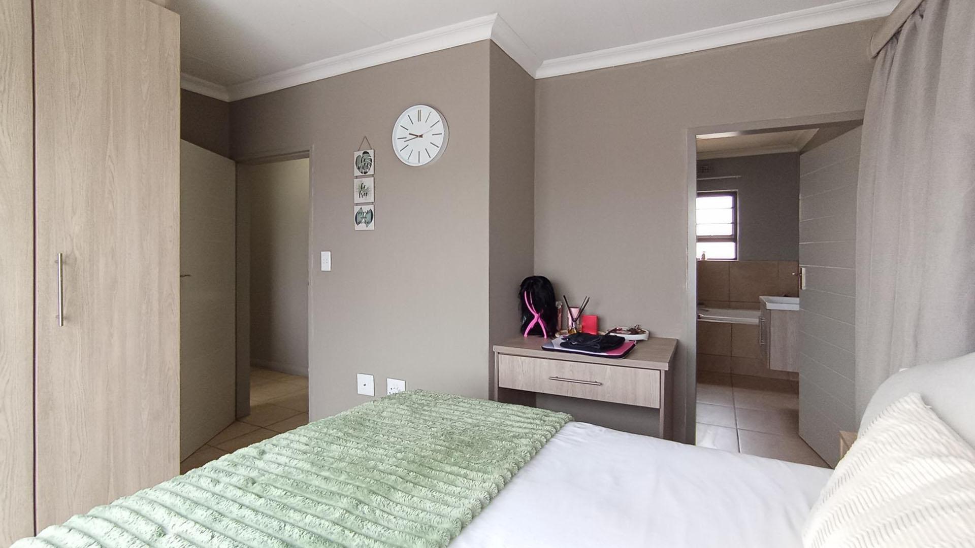 Main Bedroom - 13 square meters of property in Derdepoortpark