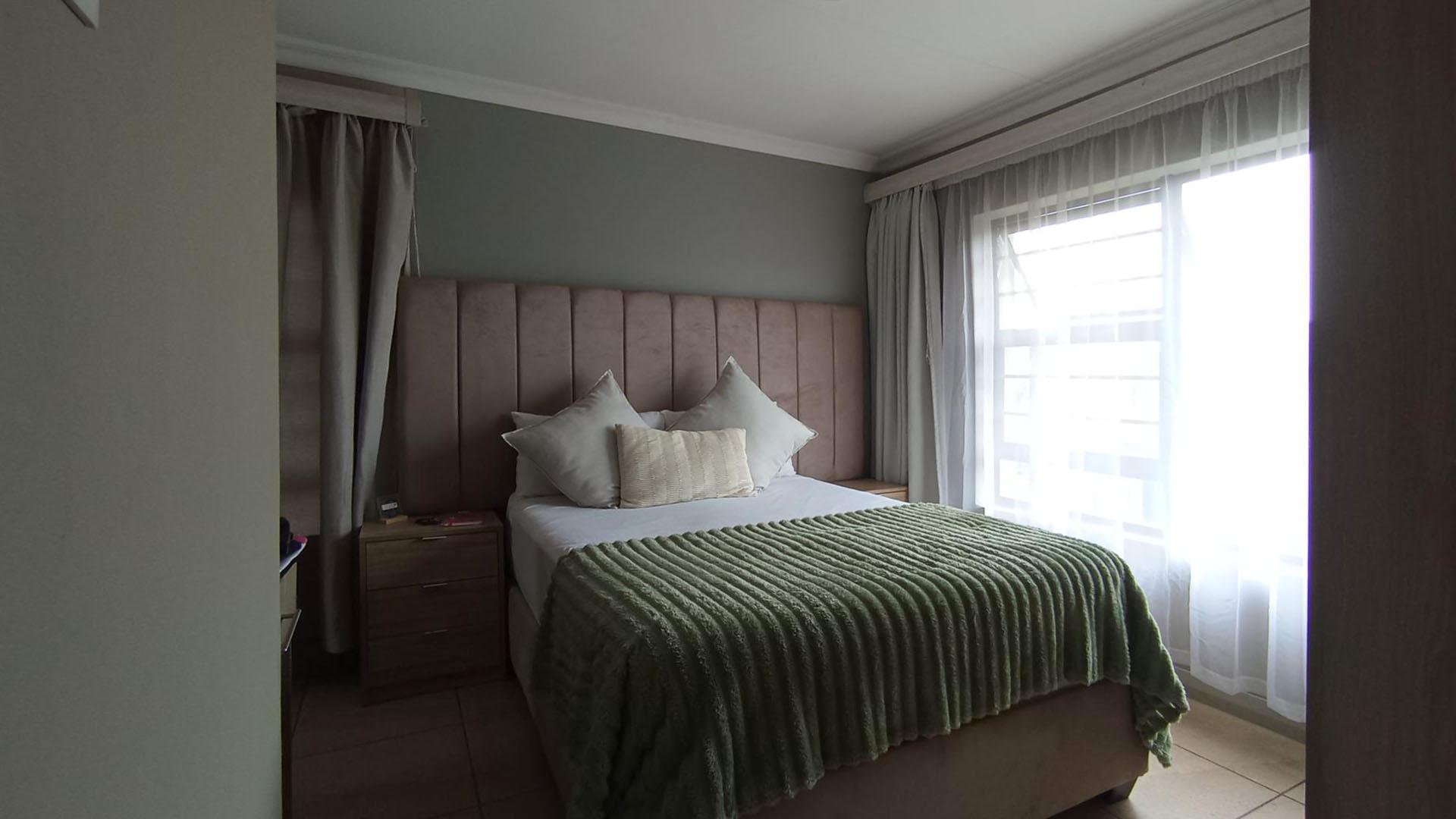 Main Bedroom - 13 square meters of property in Derdepoortpark