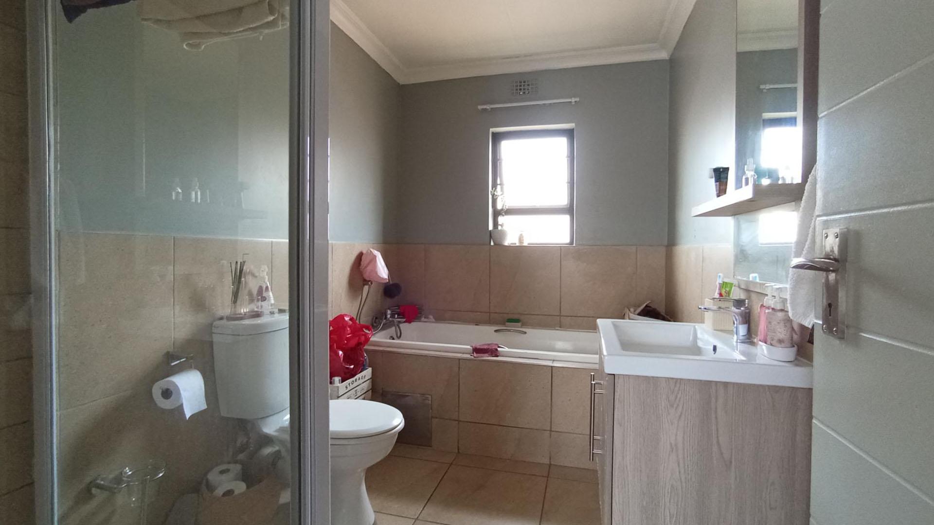 Main Bathroom - 7 square meters of property in Derdepoortpark