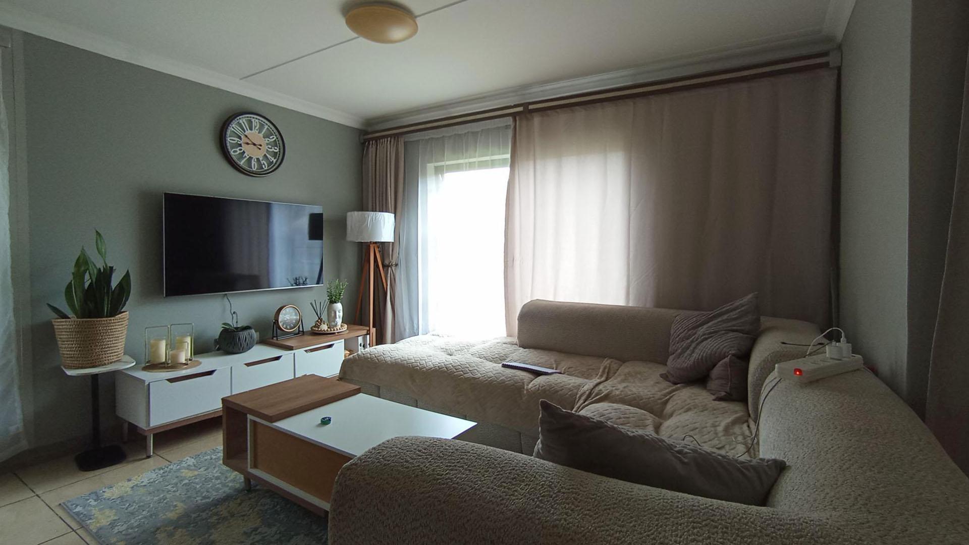 Lounges - 12 square meters of property in Derdepoortpark