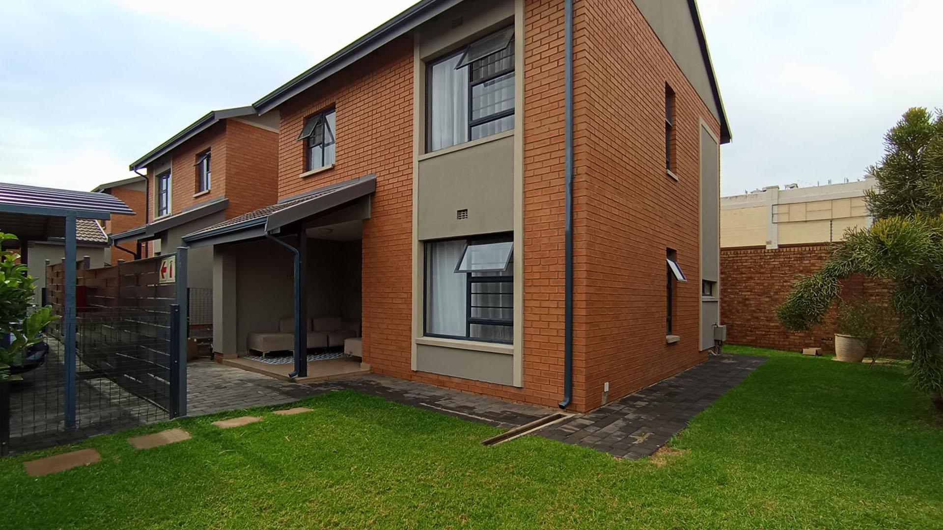 Front View of property in Derdepoortpark