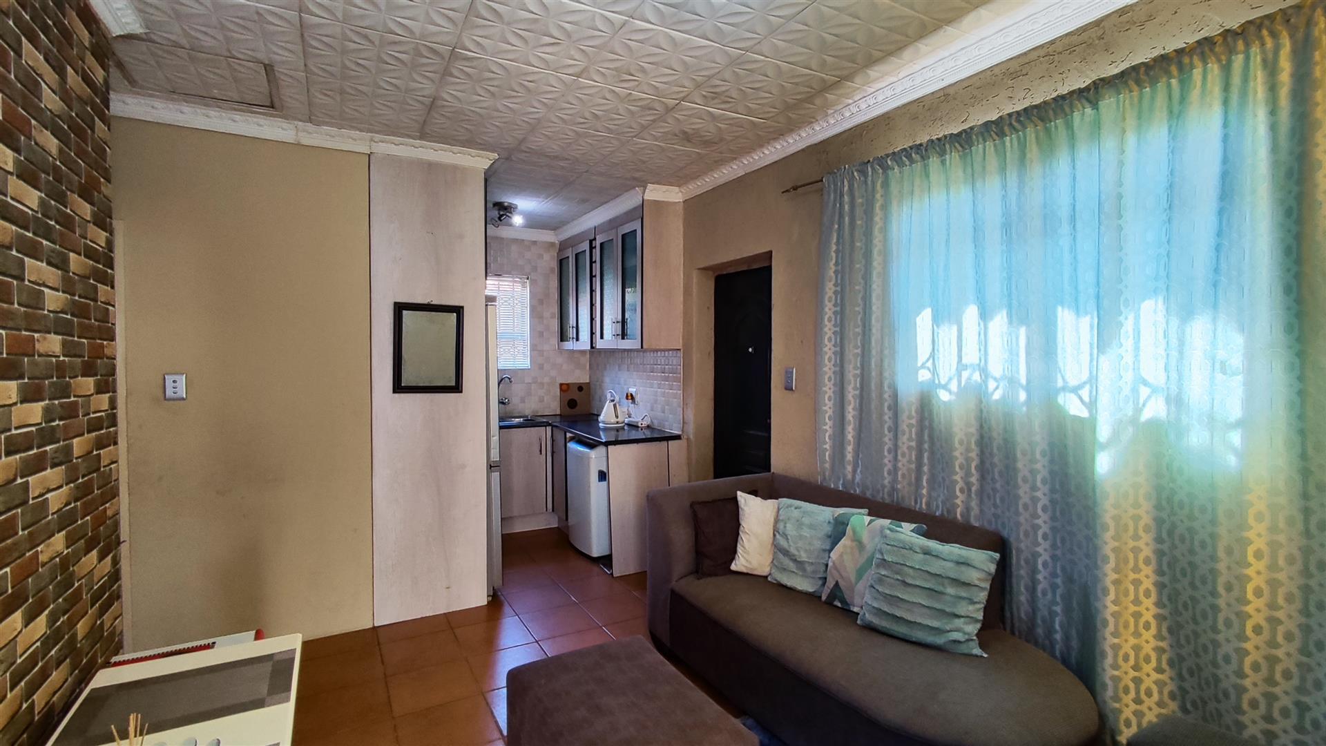 Lounges - 13 square meters of property in Golden Gardens