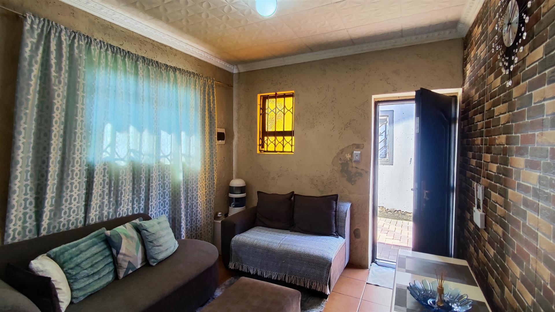 Lounges - 13 square meters of property in Golden Gardens