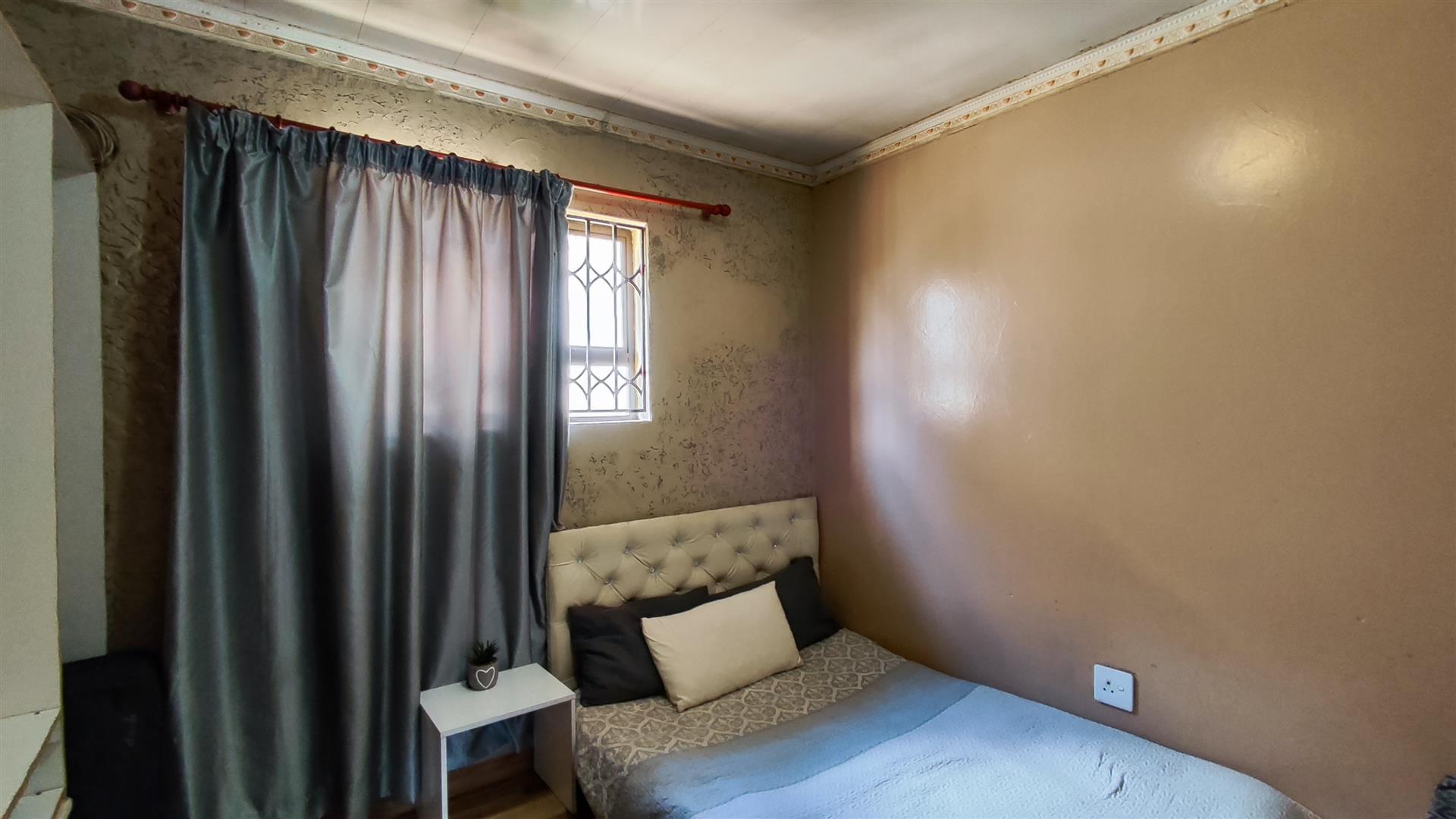 Bed Room 1 - 11 square meters of property in Golden Gardens