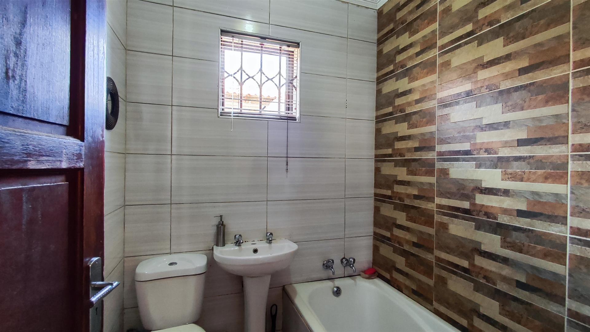 Bathroom 1 - 4 square meters of property in Golden Gardens