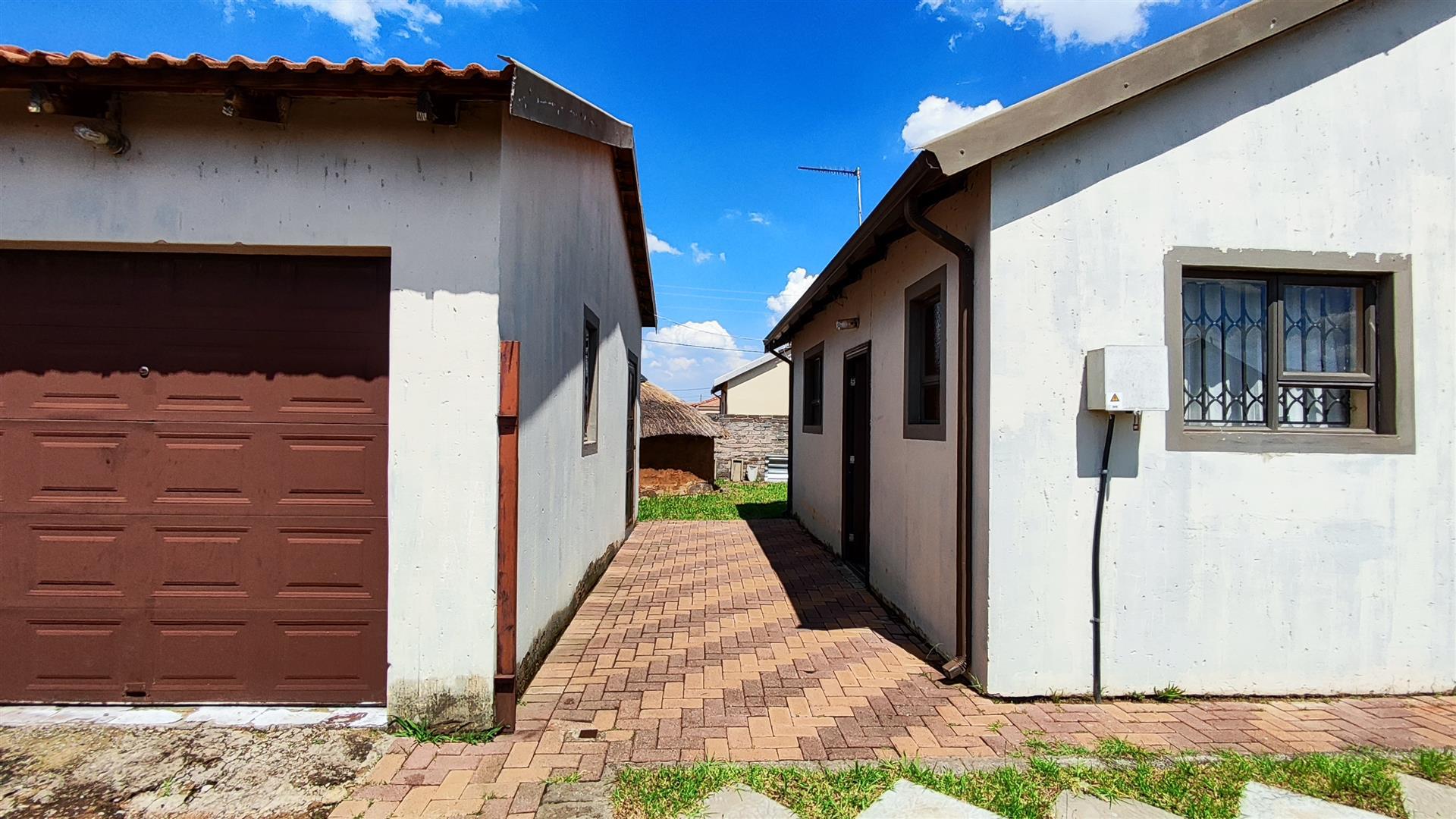 Front View of property in Golden Gardens