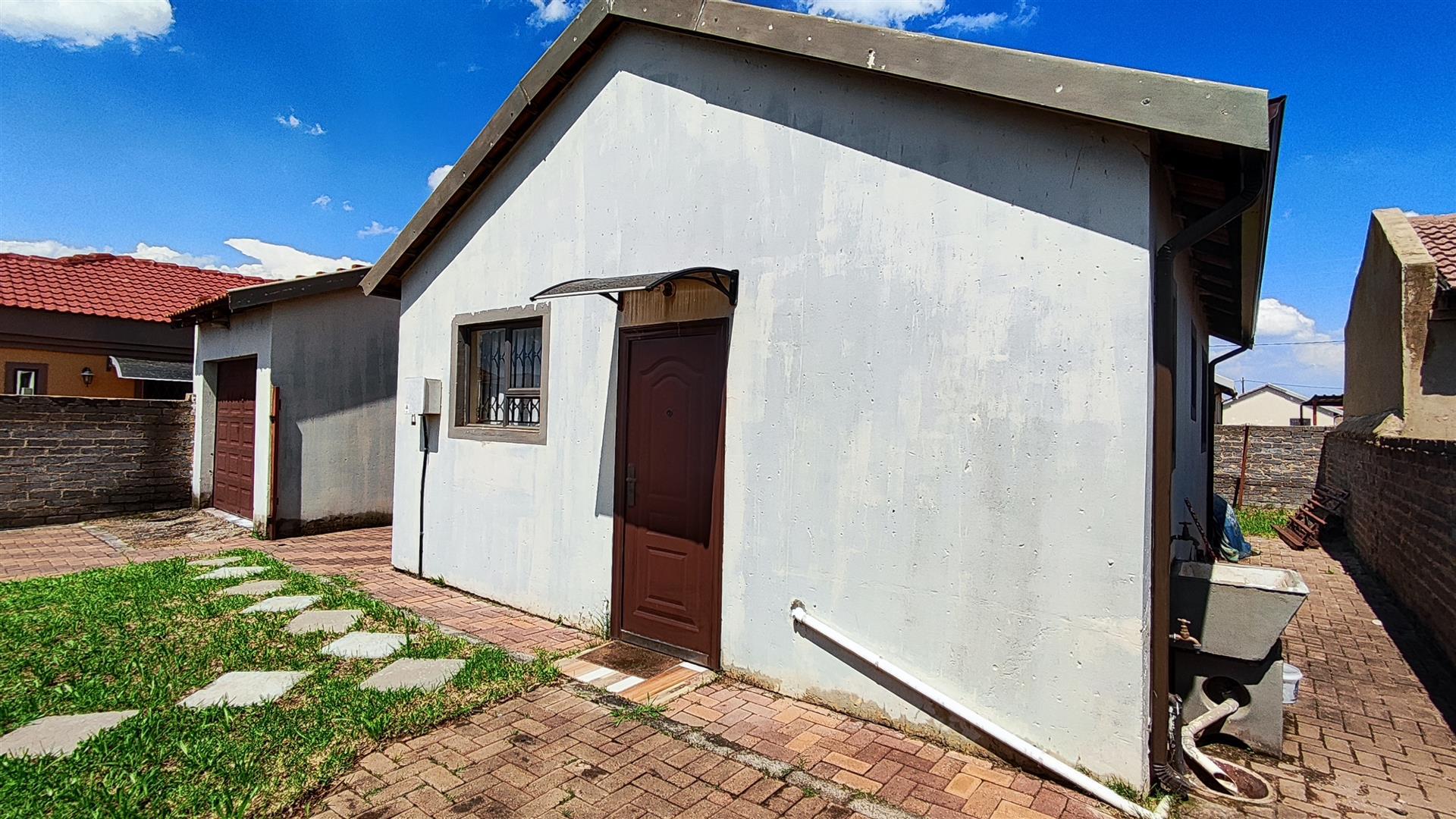 Front View of property in Golden Gardens