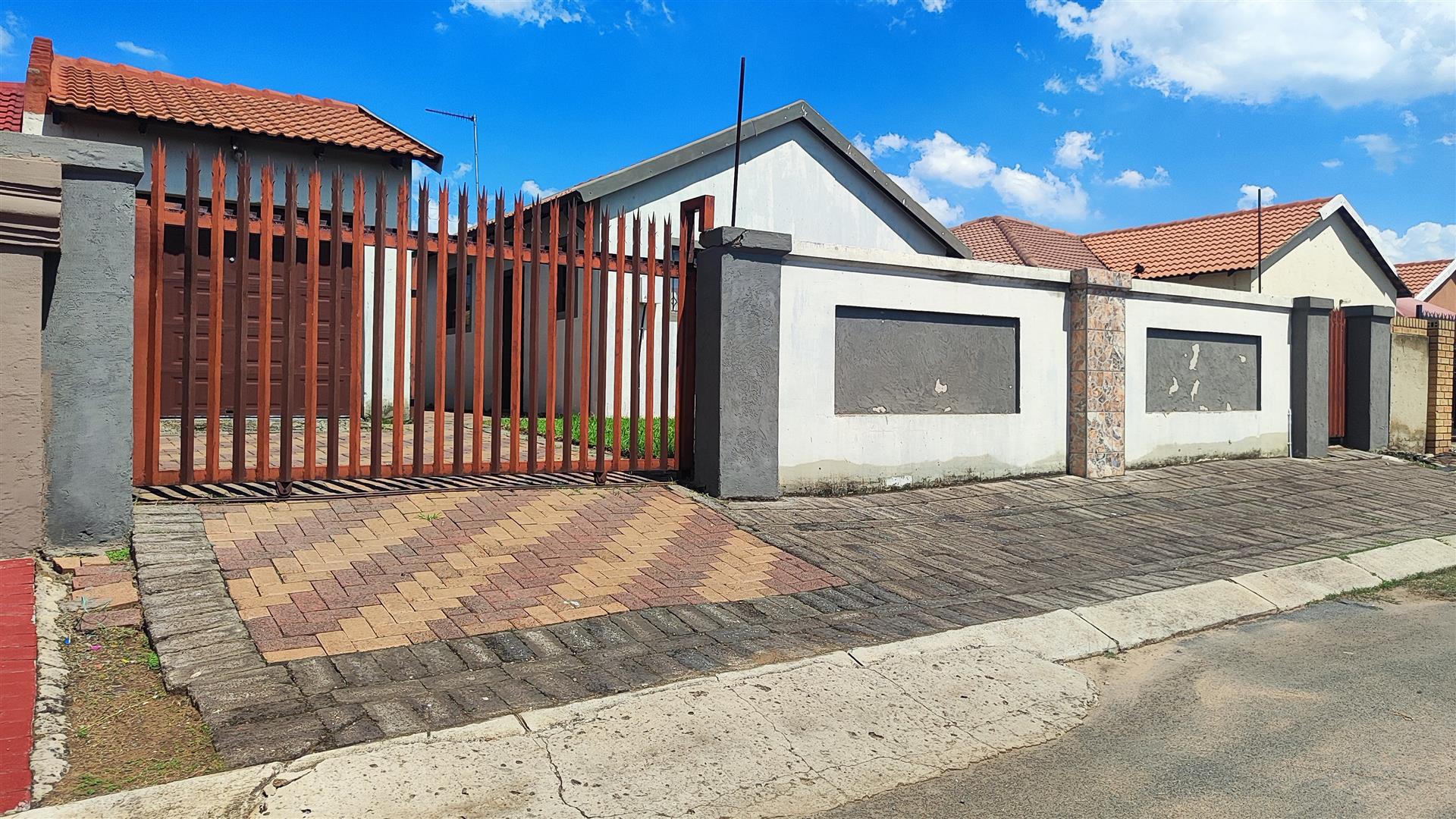 Front View of property in Golden Gardens