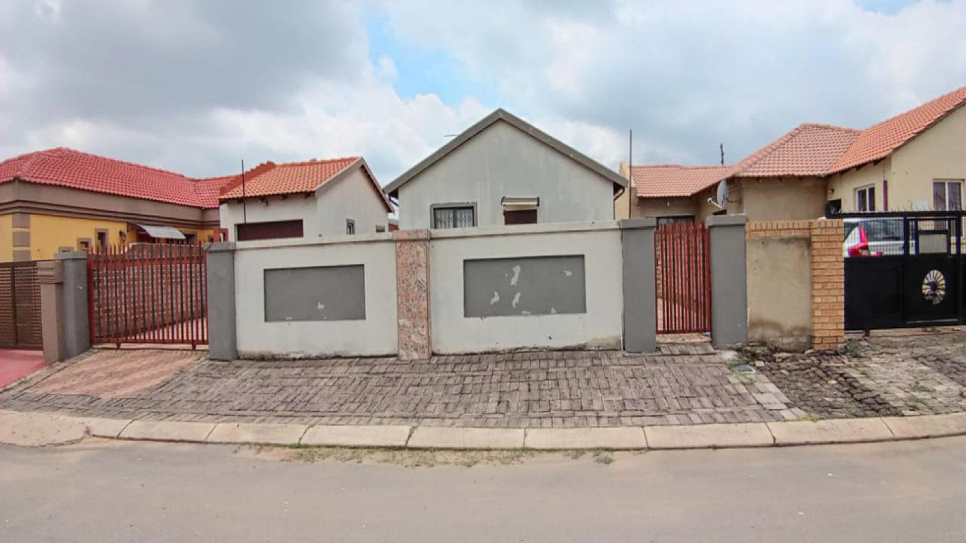 Front View of property in Golden Gardens