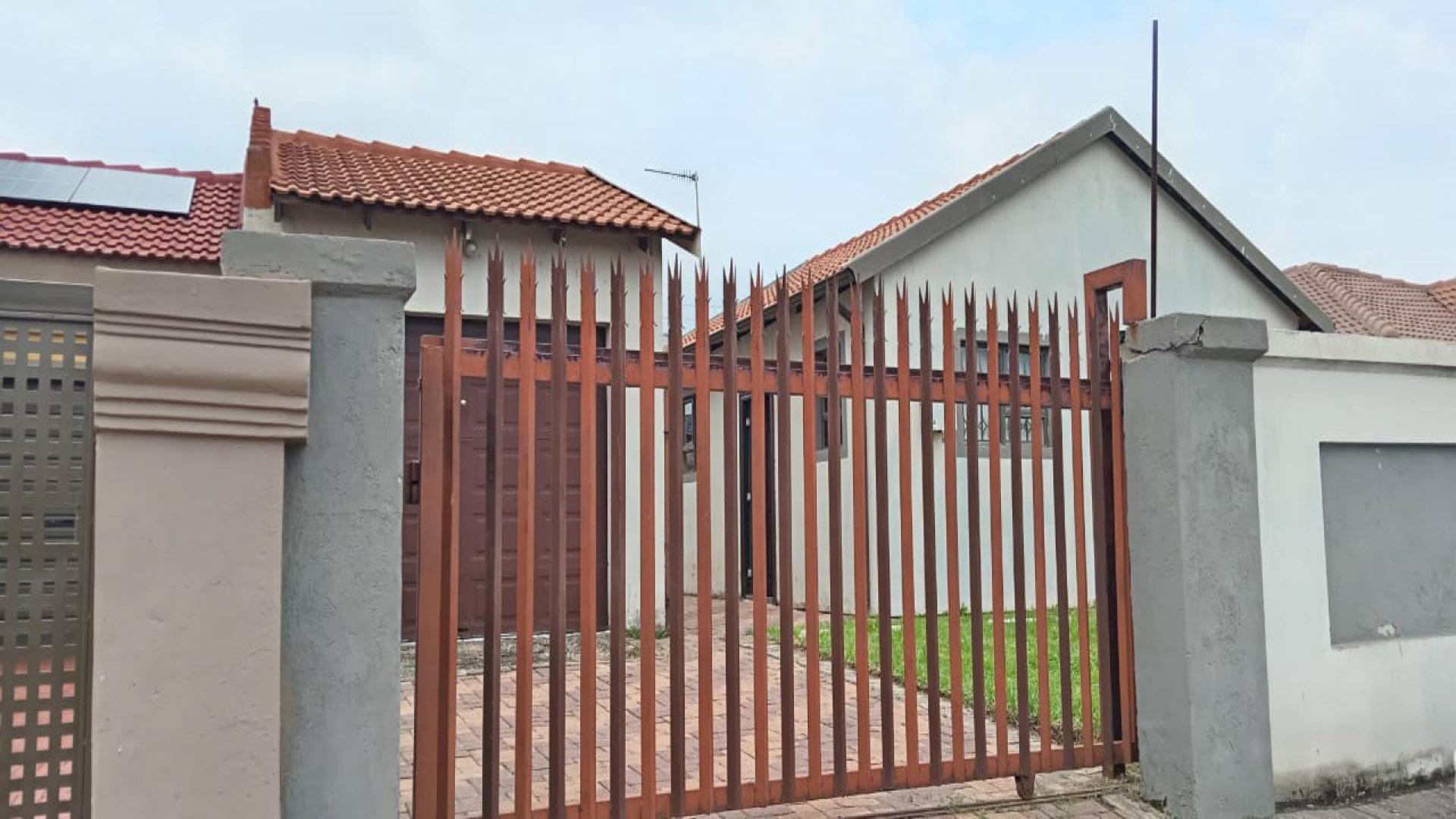 Front View of property in Golden Gardens