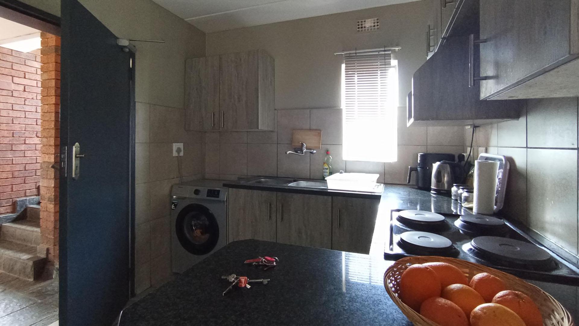 Kitchen - 7 square meters of property in Montana Tuine