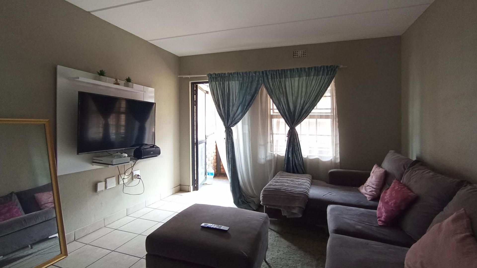 Lounges - 15 square meters of property in Montana Tuine